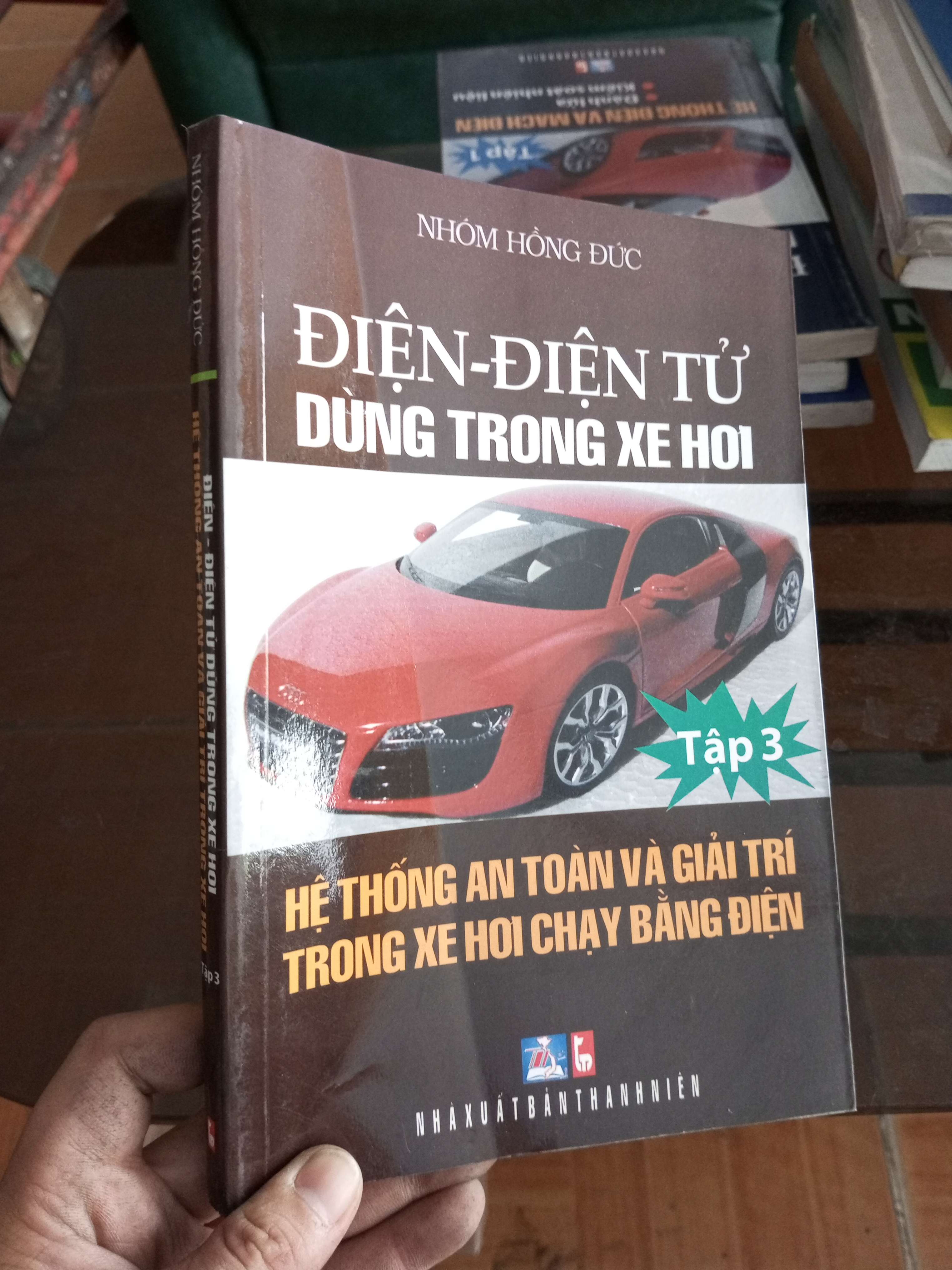 Điện điện tử dùng trong xe hơi hệ thống an toàn và giải trí trong xe hơi chạy bằng điện tập 3 - Hồng Đức 2012 (Sách giáo khoa - giáo trình) VAVO1304-A0