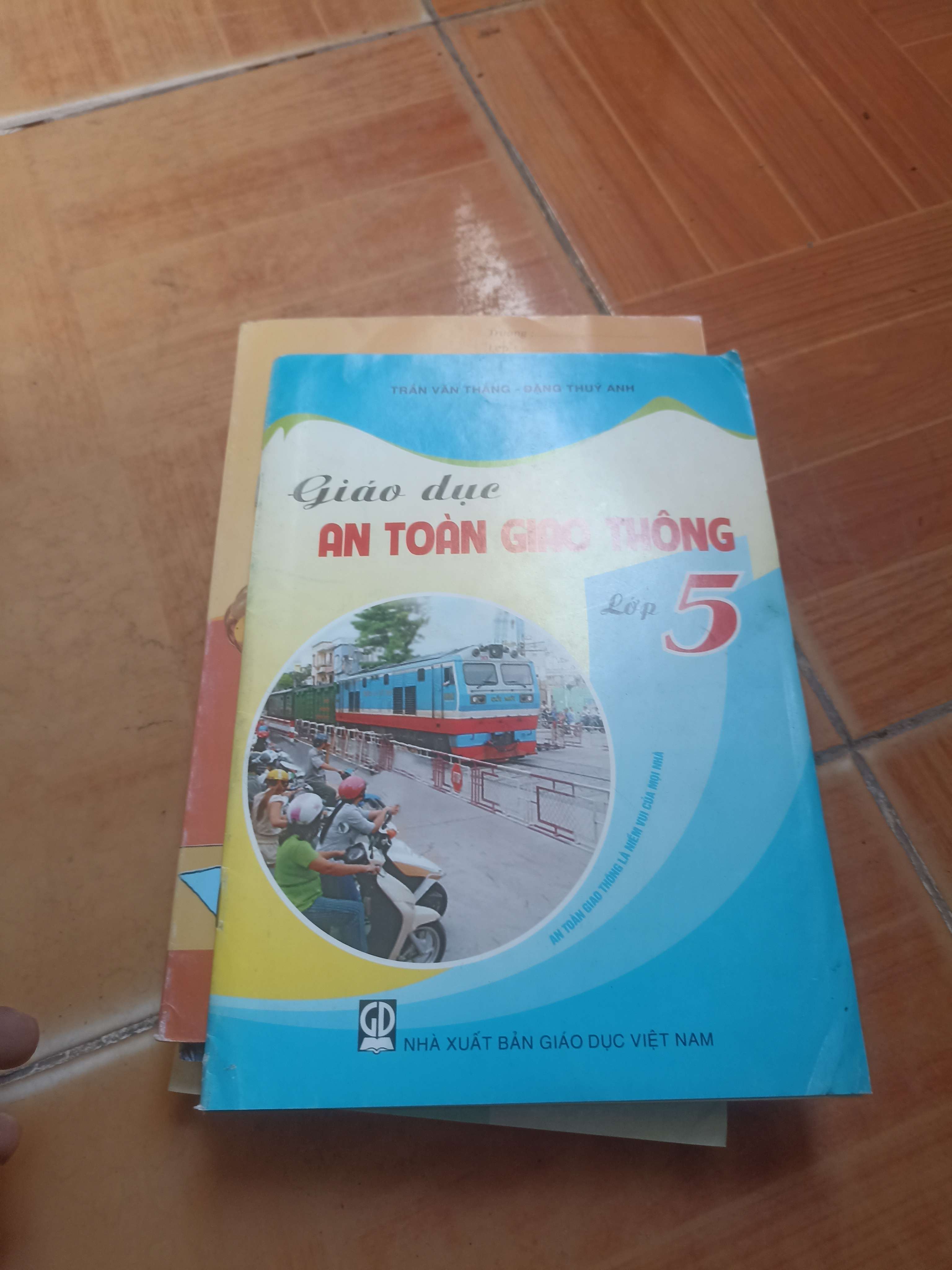 Giáo dục giao thông lớp 5 - Văn Thắng 2018 (Giáo khoa) VAVO1304-AK3ST3