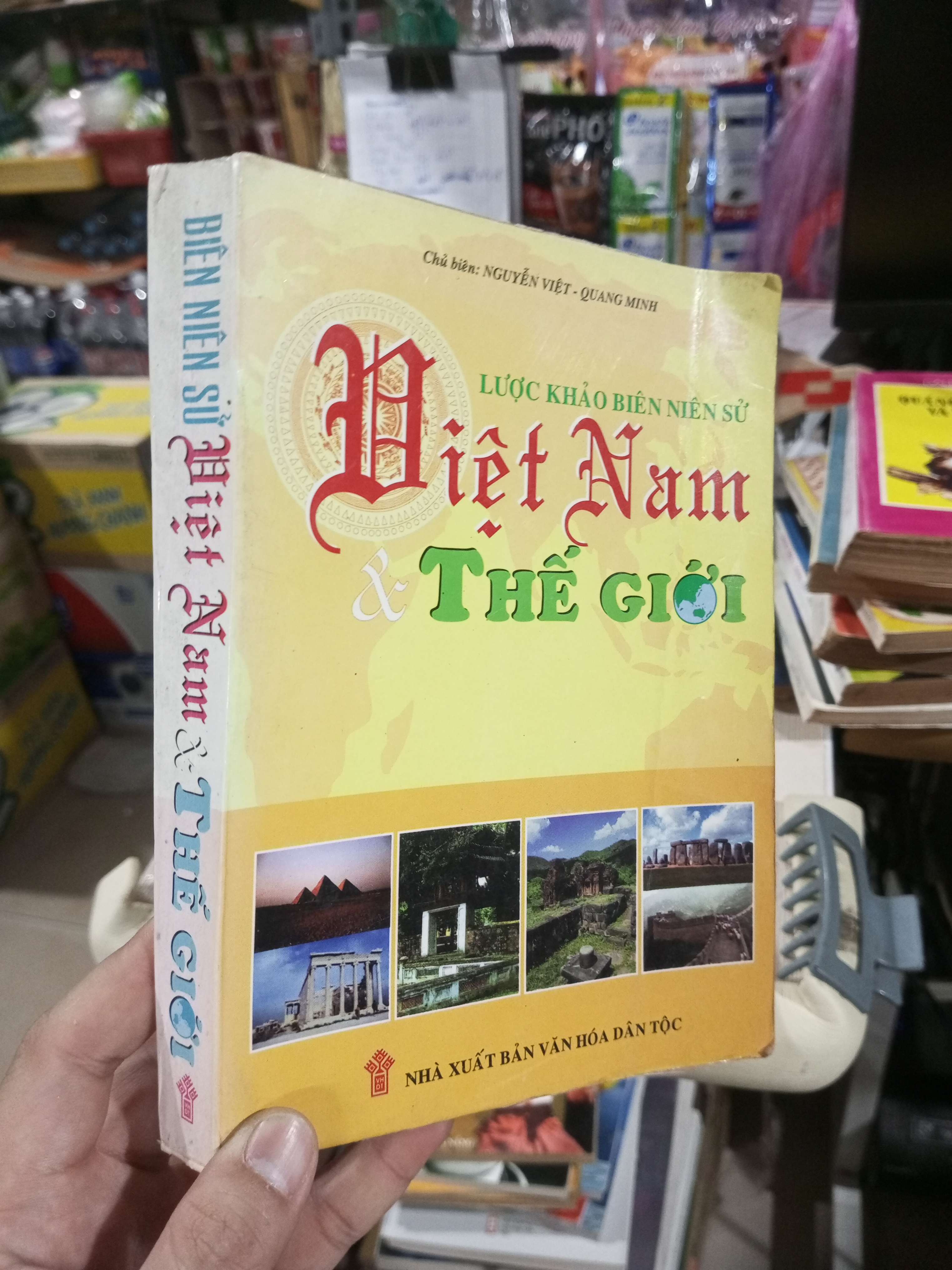 Lược Khảo Biên Niên Sử Việt Nam & Thế Giới - Nguyễn Việt, Quang Minh - 2001 mới 80% ố có in màu (Lịch sử Việt Nam) HCM1304 (NSX)