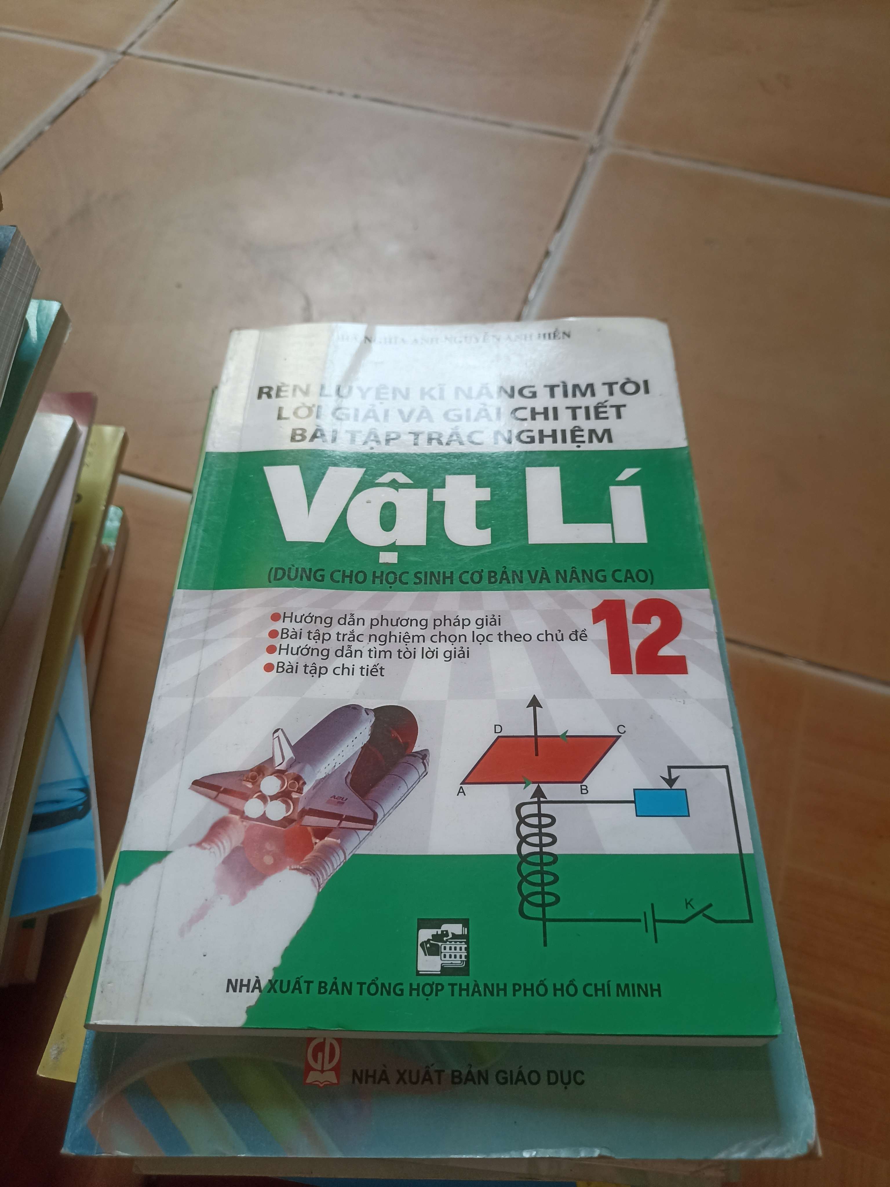 Rèn luyện kỹ năng tìm tòi lời giải và giải chi tiết bài tập trắc nghiệm vật lí 12 2011 (Tham khảo - luyện thi) VAVO1304-AK3ST2