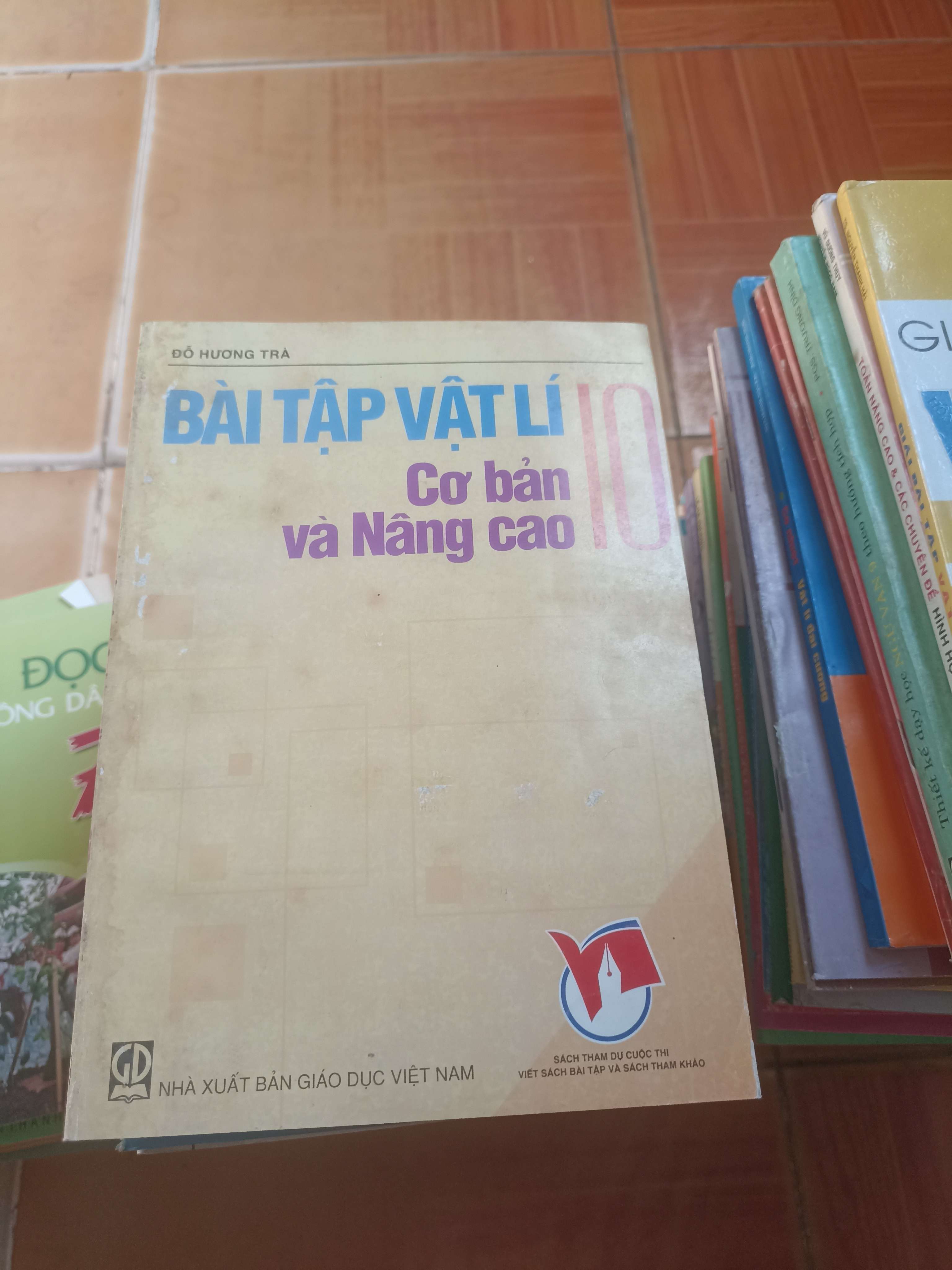 Bài tập vật lí 10 cơ bản và nâng cao - Hương Trà 2009 (Giáo khoa) VAVO1304-AK3ST4