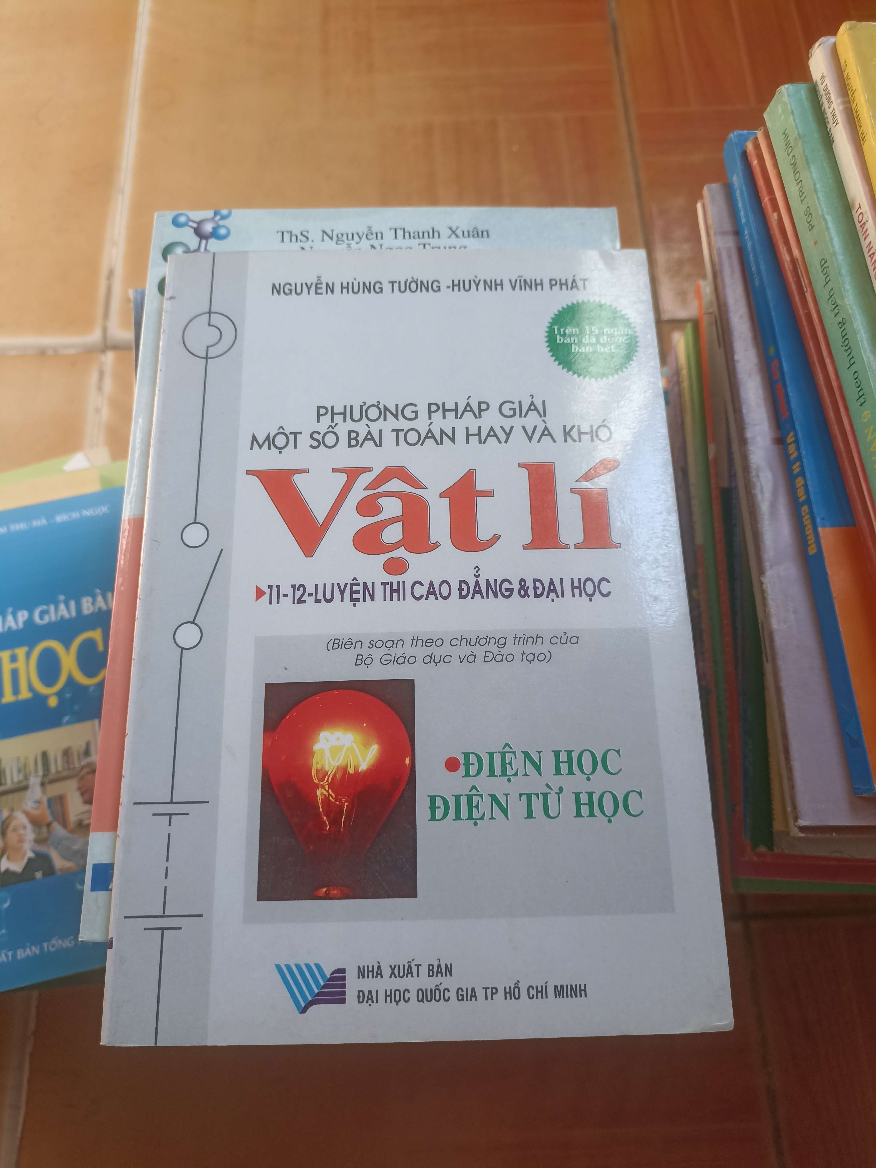 Phương pháp giải một số bài toán hay và khó Vật lí 11, 12 Cao đẳng Đại học Điện học, Điện từ học - Nguyễn Hùng Tường 2007 (Tham khảo - luyện thi) VAVO1304-AK3ST4