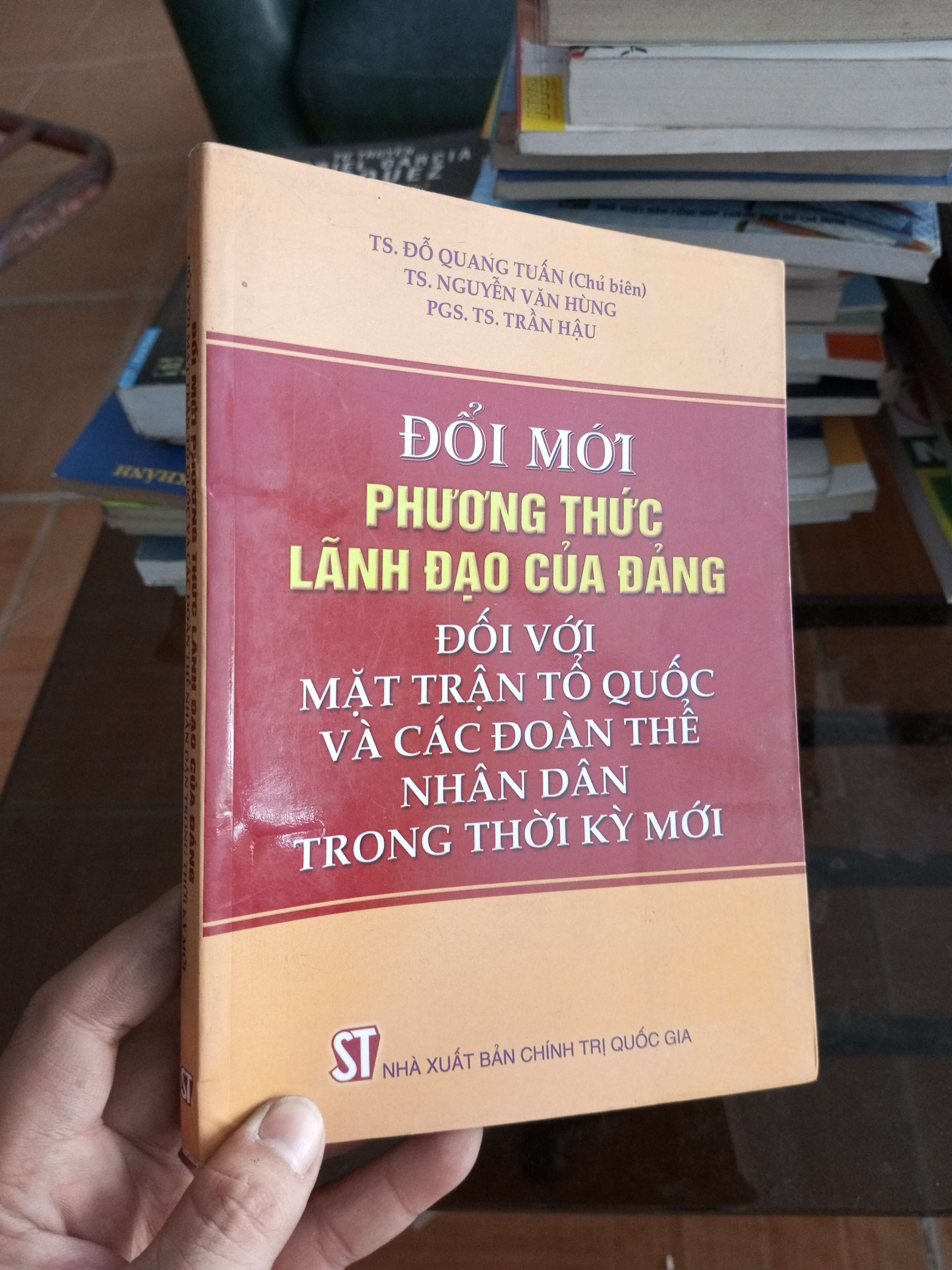 Đổi mới phương thức lãnh đạo của đảng đối với mặt trận tổ quốc và các đoàn thể nhân dân trong thời kỳ mới - Quang Tuấn 2006 (Sách chính trị - pháp lý) VAVO1304-A0