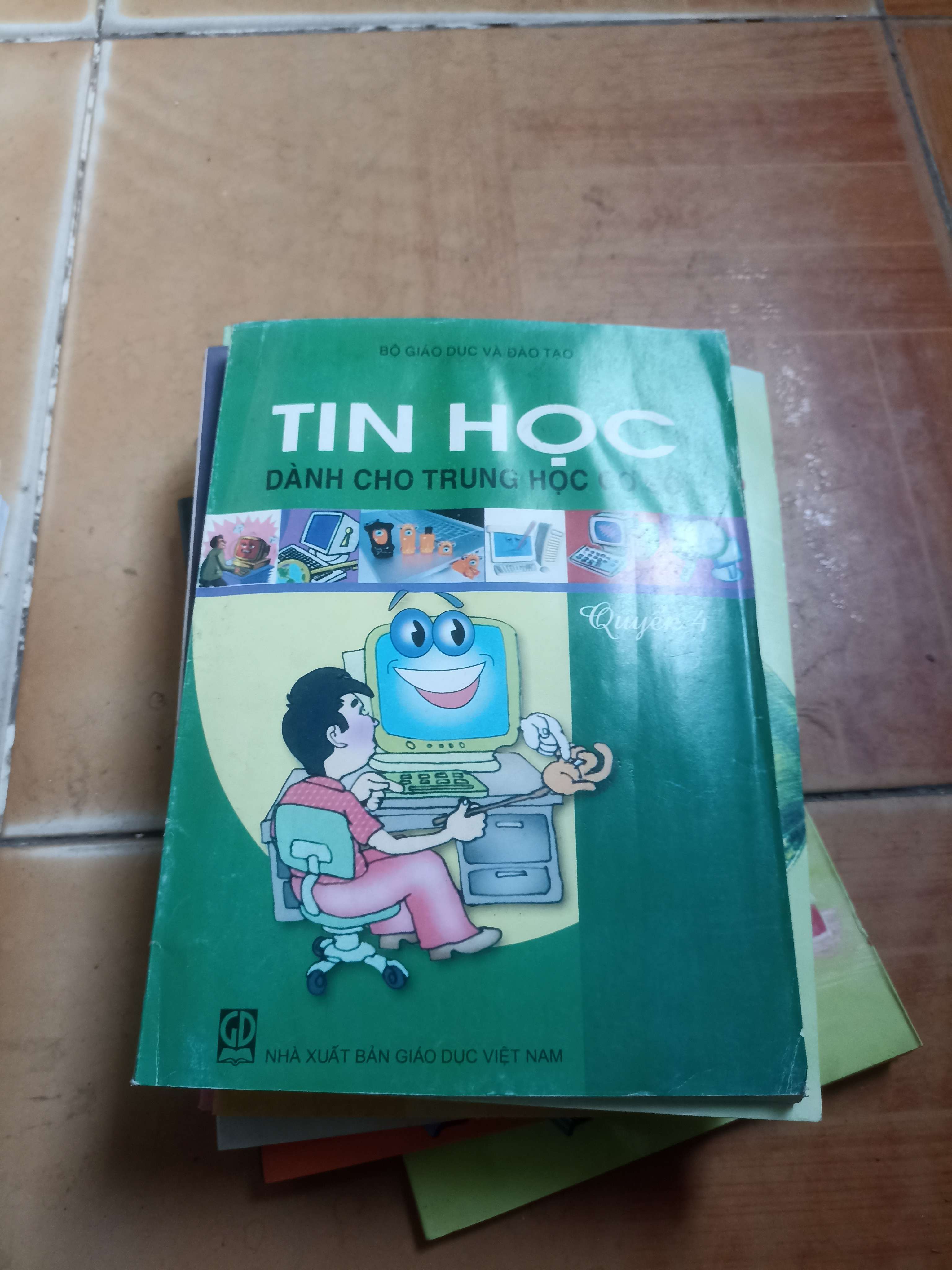 Tin học dành cho trung học cơ sở quyển 4 2016 (Giáo khoa) VAVO1304-AK4T1