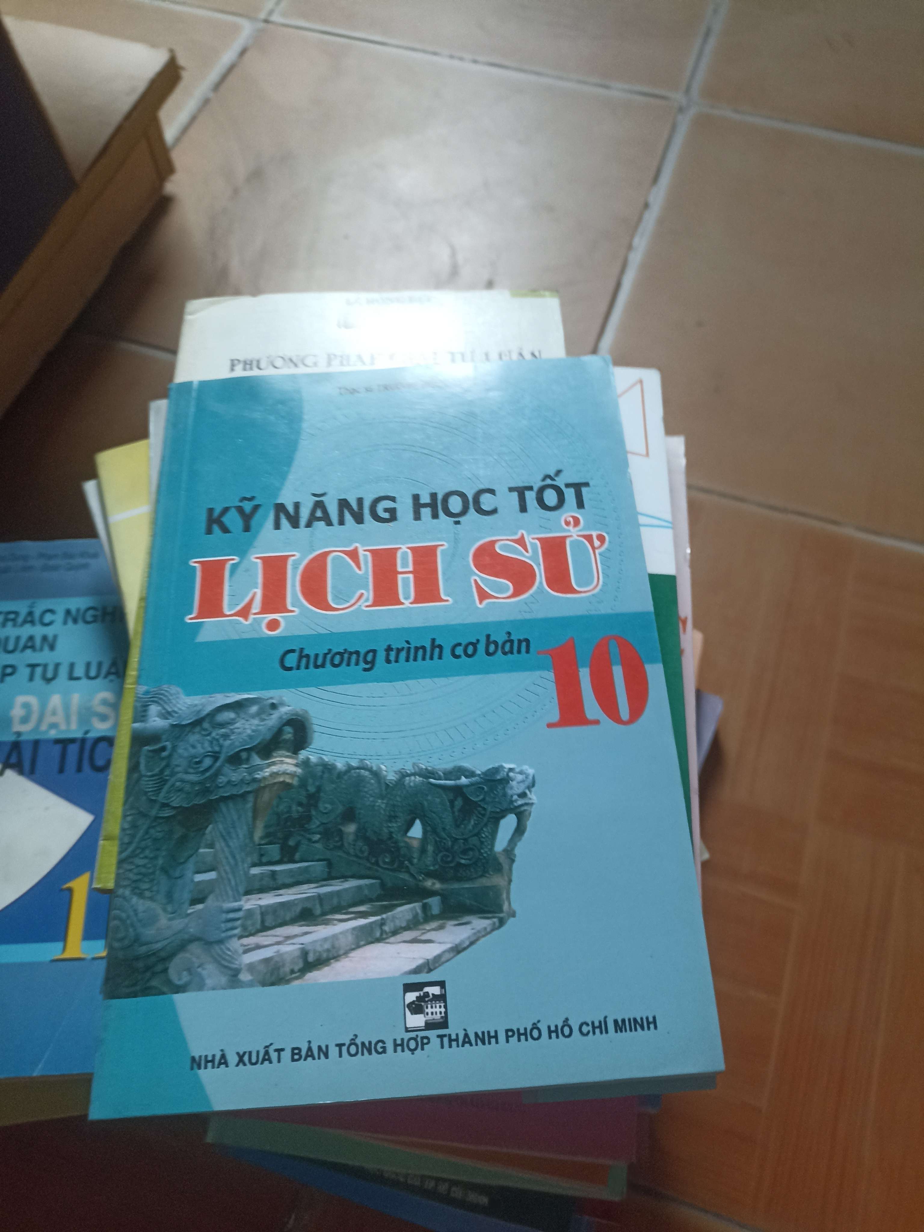 Kỹ năng học tốt lịch sử chương trình cơ bản 10 2010 (Giáo khoa) VAVO1304-AK3ST3