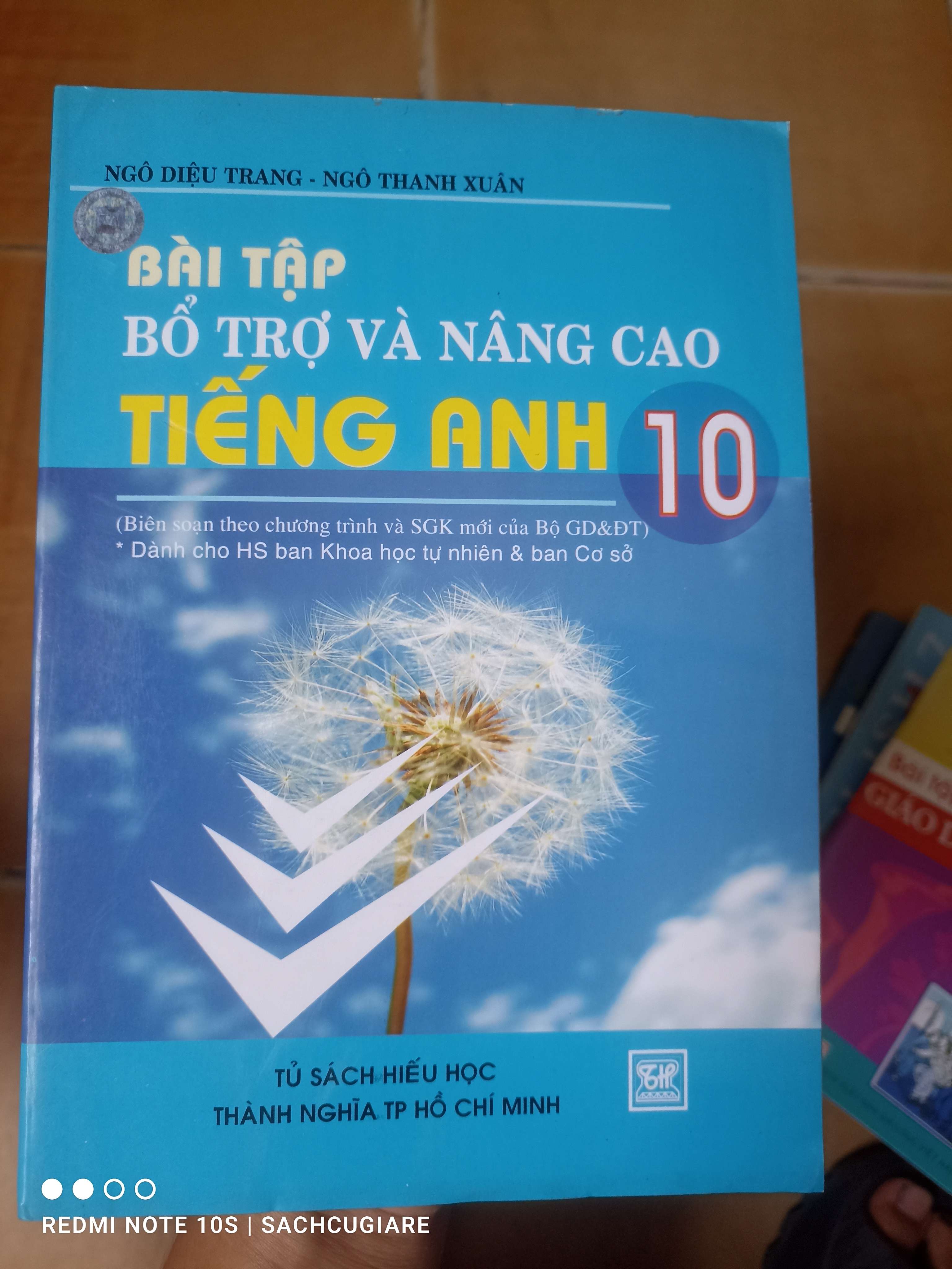 Bài Tập Bổ Trợ Và Nâng Cao Tiếng Anh 10 (Biên Soạn Theo Chương Trình Và SGK Mới Của Bộ Giáo Dục Và Đào Tạo, Dành Cho HS Ban Khoa Học Tự Nhiên & Ban Cơ Sở) - Ngô Diệu Trang, Ngô Thanh Xuân 2006 (Sách tự học tiếng Anh) VAVO1304-AK3T2
