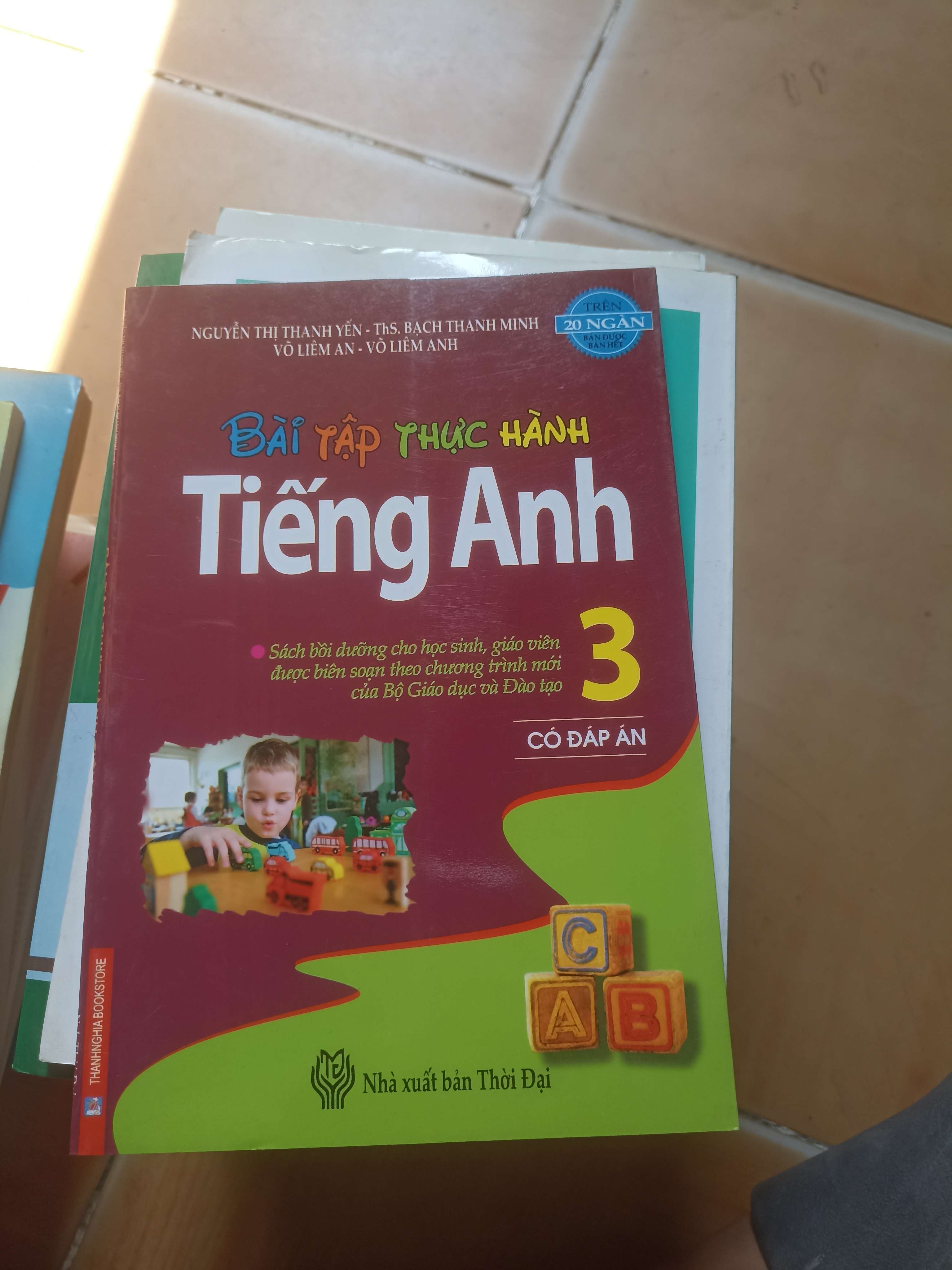 Bài tập thực hành tiếng anh 3 - Thanh Yến 2010 (Tham khảo - luyện thi) VAVO1304-AK3ST2