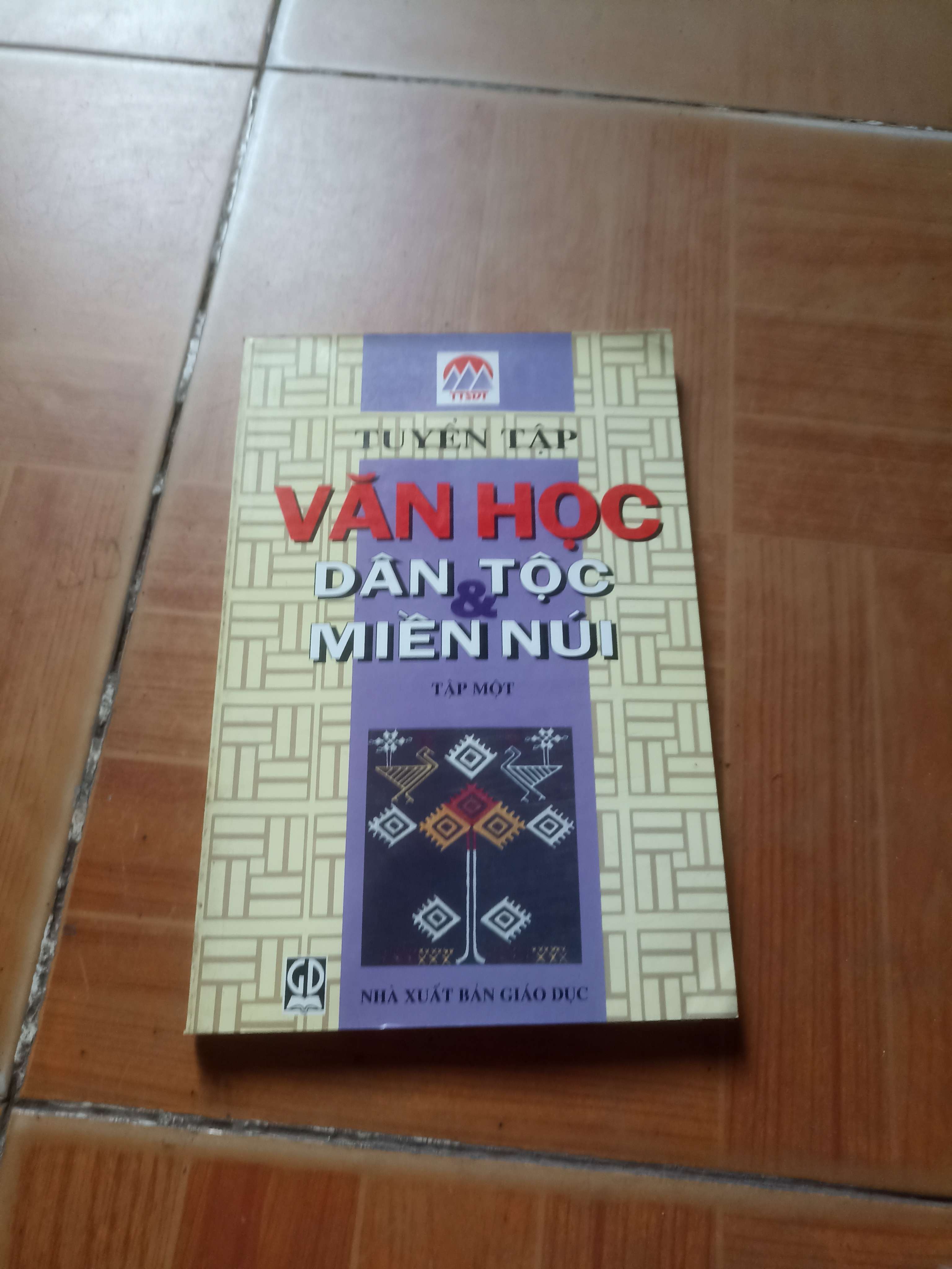 Tuyển tập văn học dân tộc và miền núi tập một 1998 (Văn học Việt Nam) VAVO1304-AK3ST3