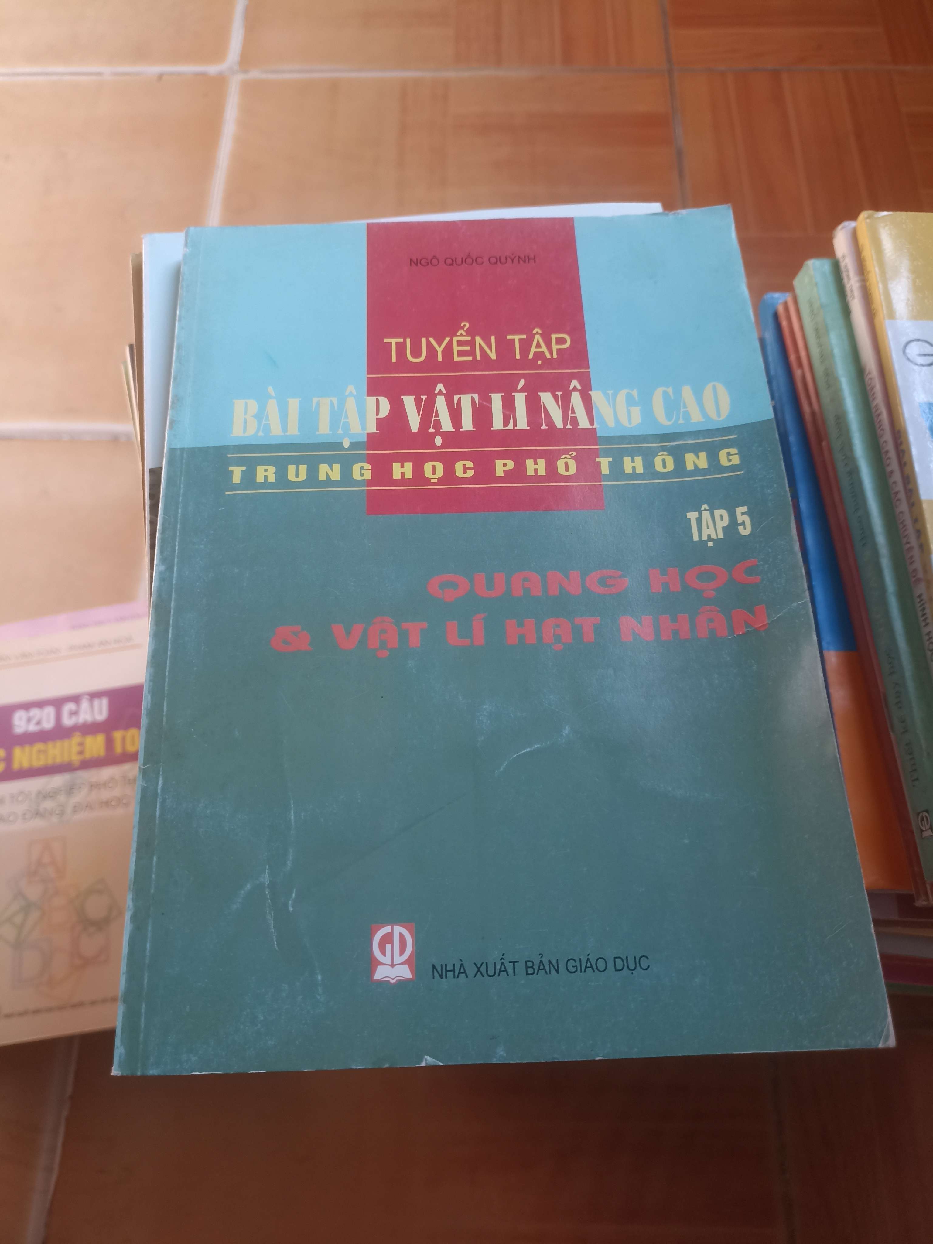 Tuyển tập bài tập vật lí nâng cao tập 5 - Quốc Hùynh 2007 (Giáo khoa) VAVO1304-AK3ST4