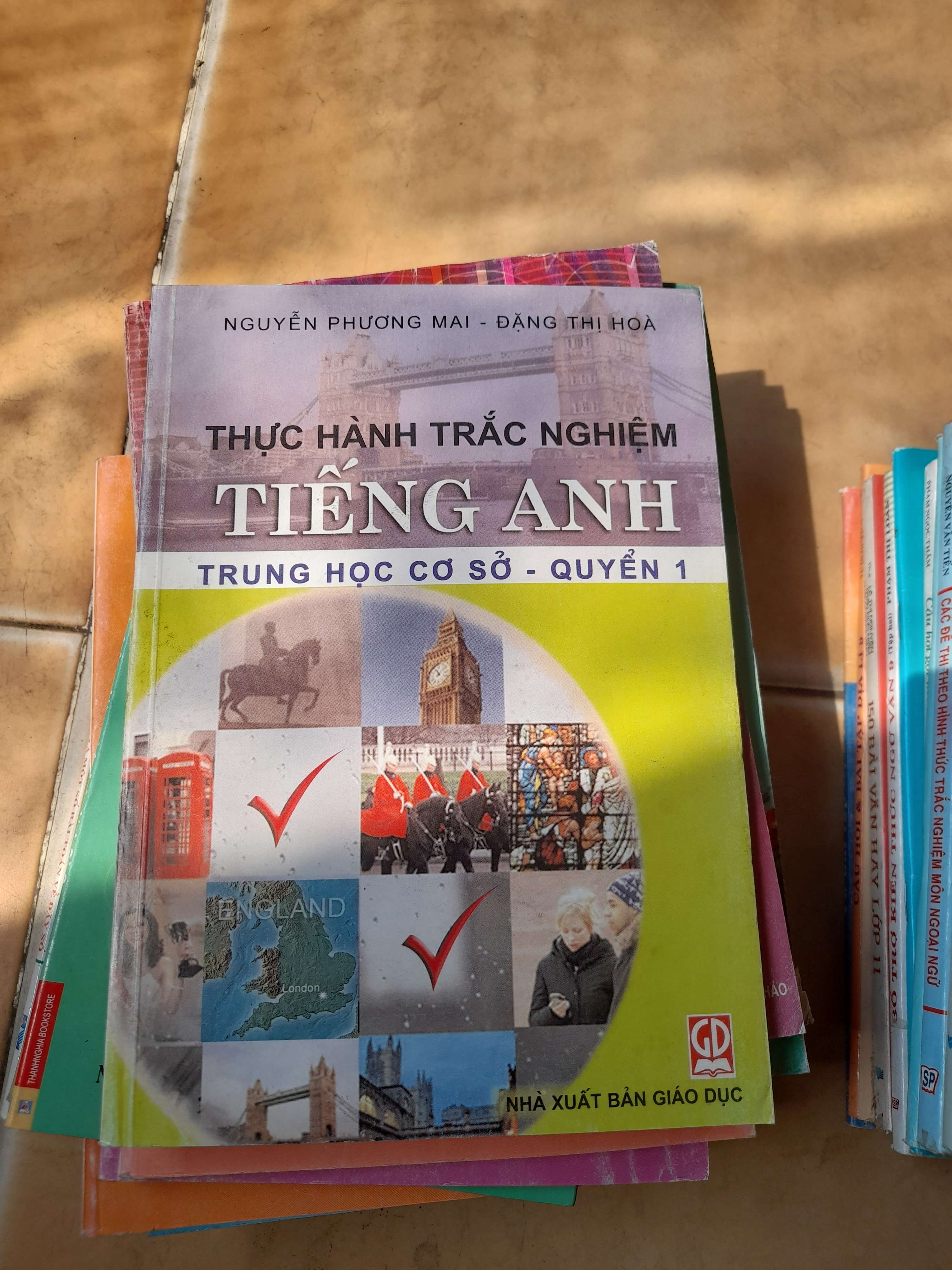 Thực Hành Trắc Nghiệm Tiếng Anh (Trung Học Cơ Sở, Quyển 1) - Nguyễn Phương Mai, Đặng Thị Hòa 2007 (Sách tự học tiếng Anh) VAVO1304-AK3T3