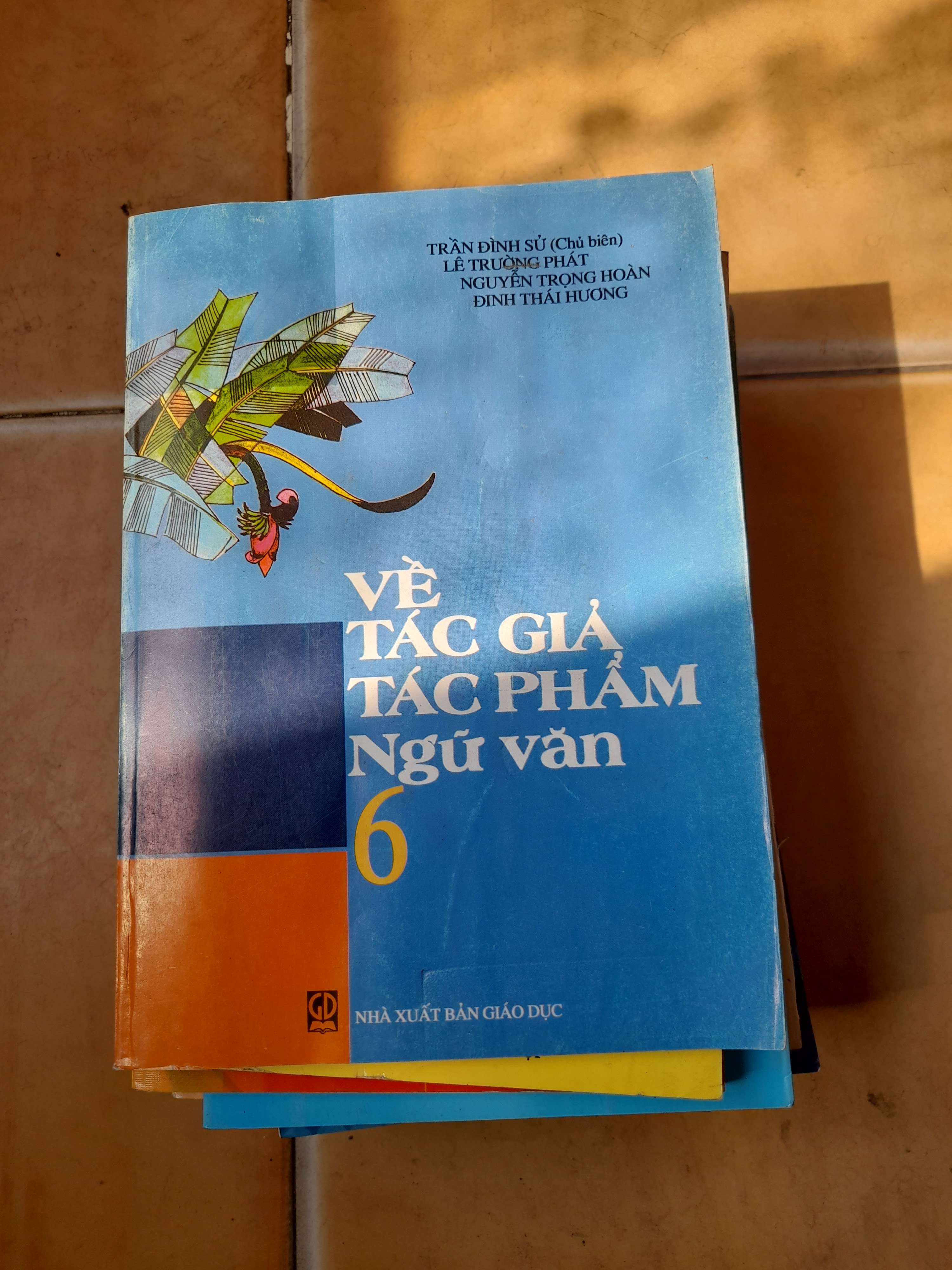 Về Tác Gia Tác Phẩm Ngữ Văn 6 - Trần Đình Sử, Lê Trường Phát, Nguyễn Trọng Hoàn, Đinh Thái Hương 2005 (Tham khảo - luyện thi) VAVO1304-AK3T3
