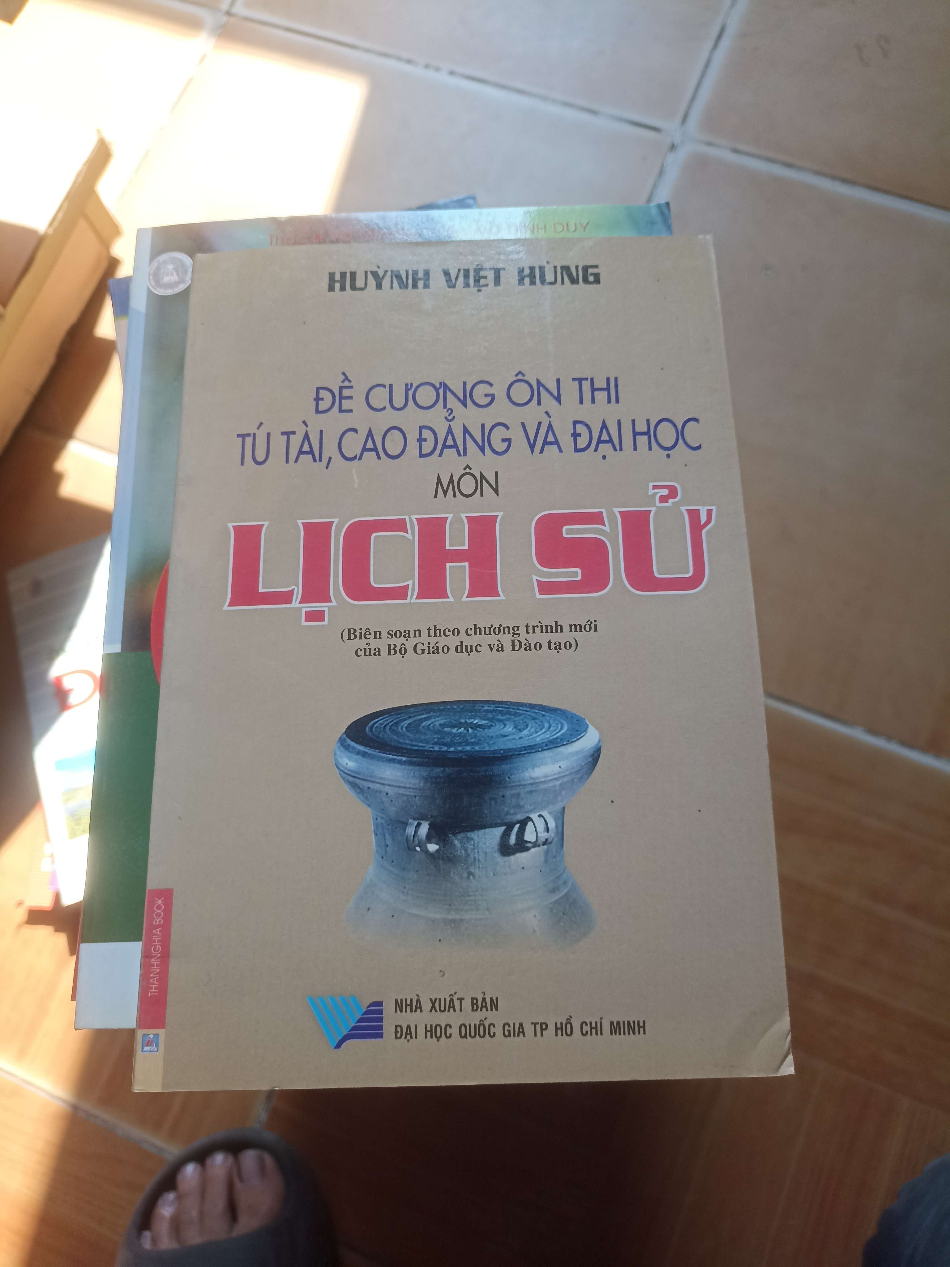 Đề cương ôn thi tú tài cao đẳng và đại học môn Lịch Sử - Việt Hùng 2005 (Tham khảo - luyện thi) VAVO1304-AK3ST2