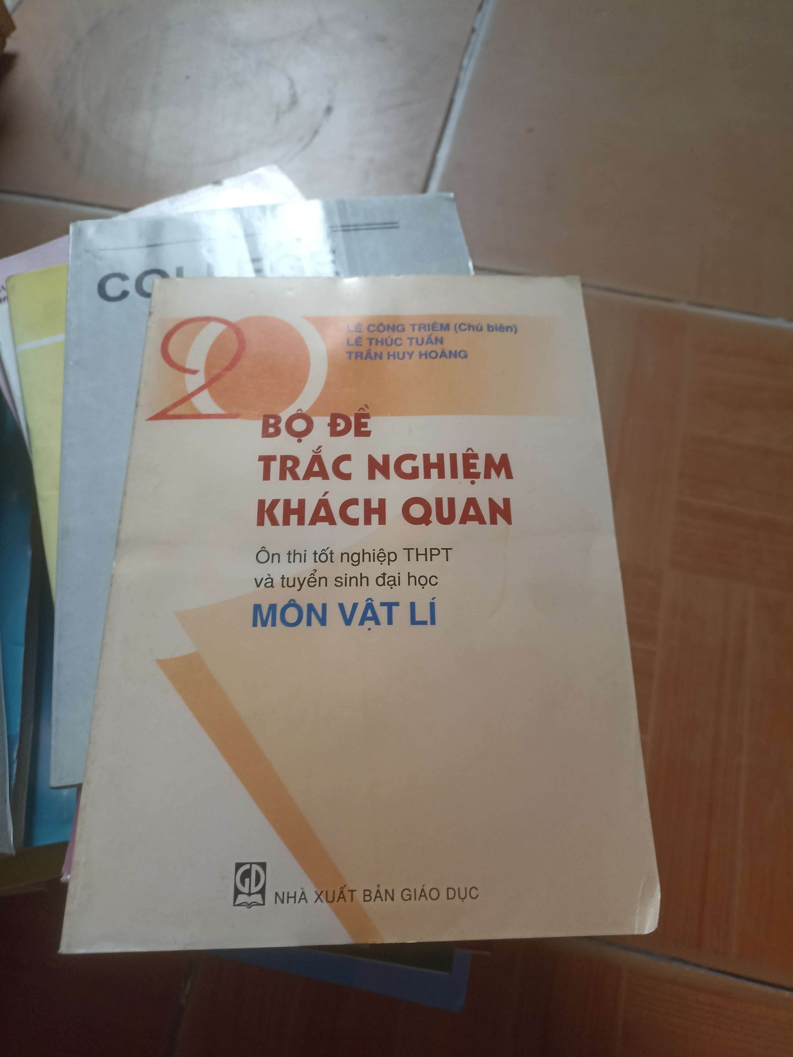 20 bộ đề trắc nghiệm khách quan môn vật lí - Huy Hoàng 2007 (Tham khảo - luyện thi) VAVO1304-AK3ST3