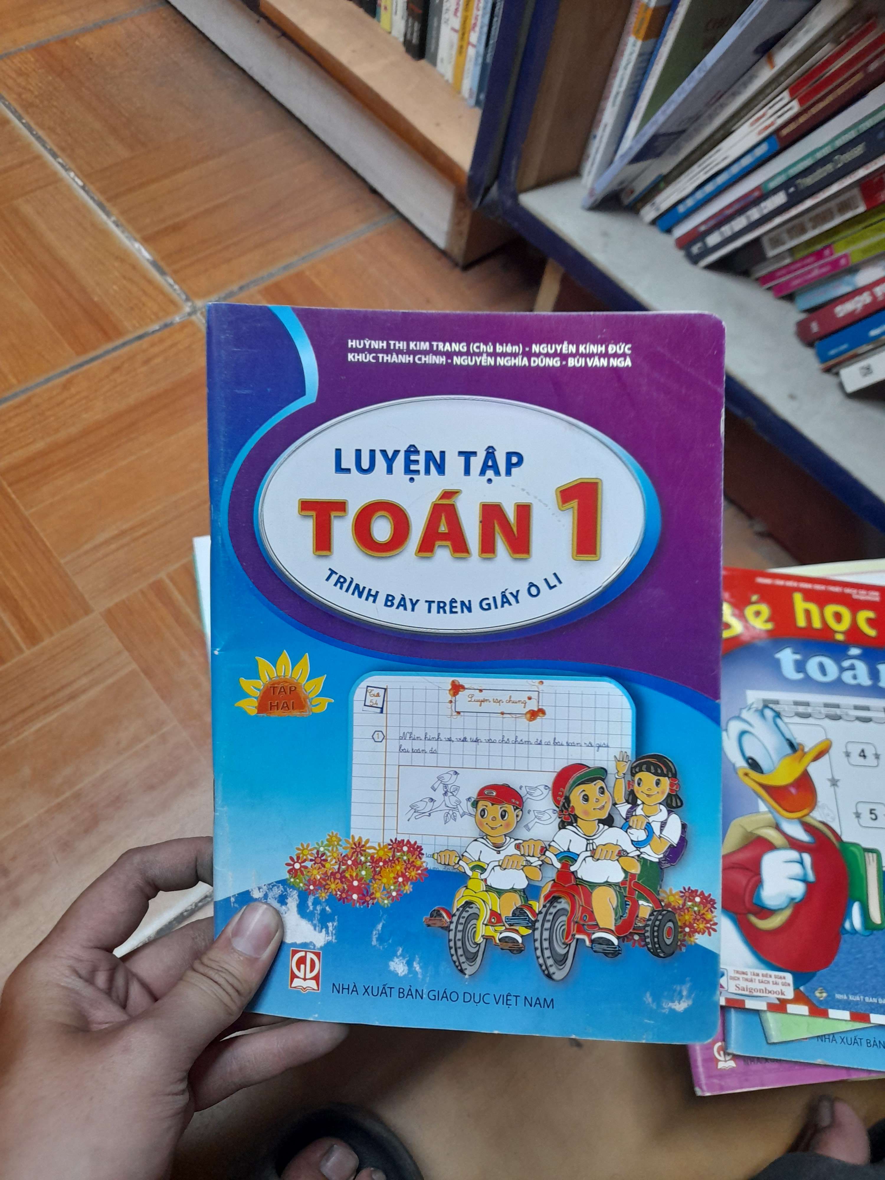 Luyện Tập Toán 1 (Trình Bày Trên Giấy Ô Li) - Huỳnh Thị Kim Trang, Nguyễn Kính Đức, Khúc Thành Chính, Nguyễn Nghĩa Dũng, Bùi Văn Ngà 2018 (Tham khảo - luyện thi) VAVO1304-AK3ST1