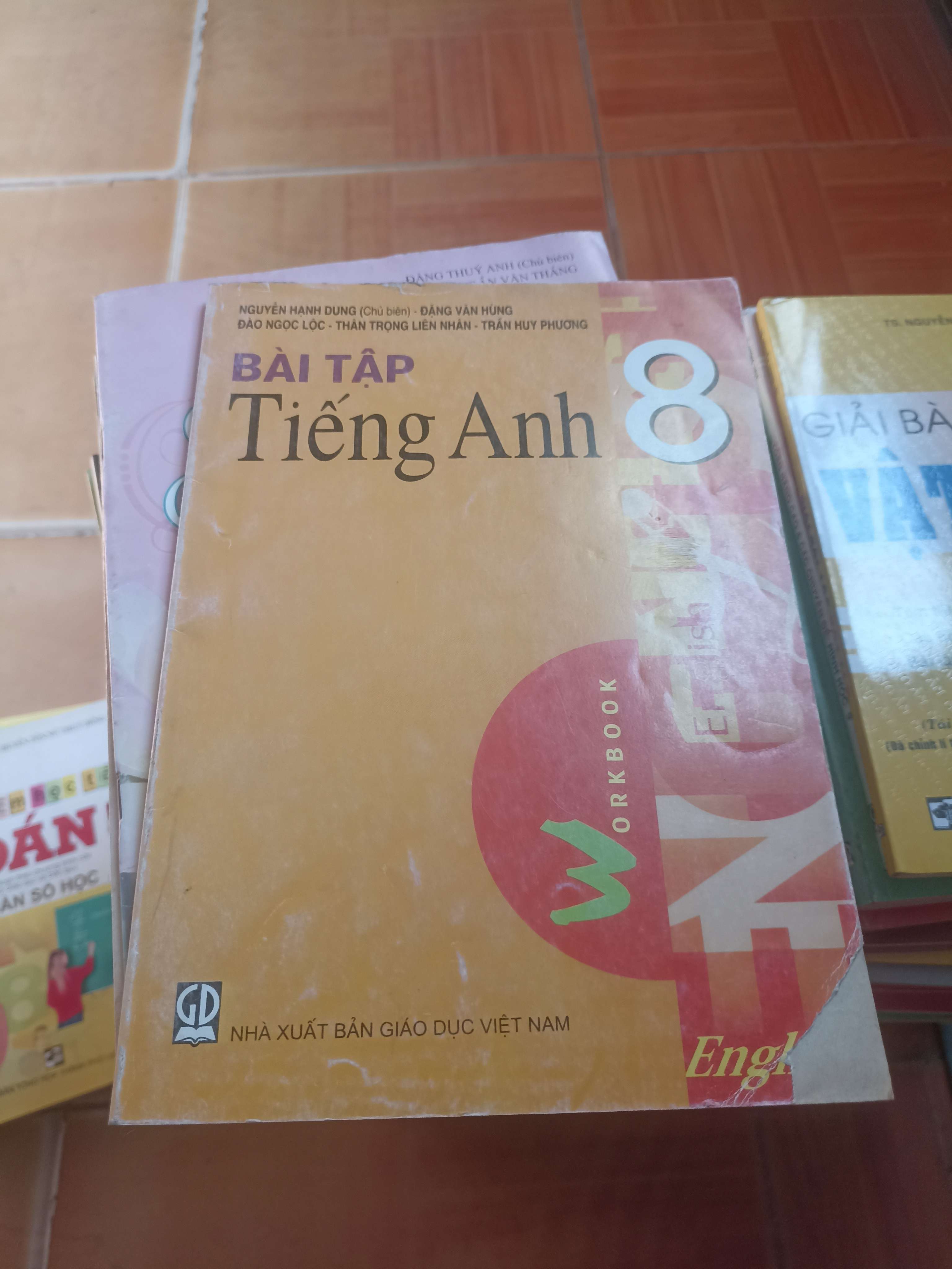 Bài tập tiếng anh 8 - Hạnh Dung 2011 (Giáo khoa) VAVO1304-AK3ST4