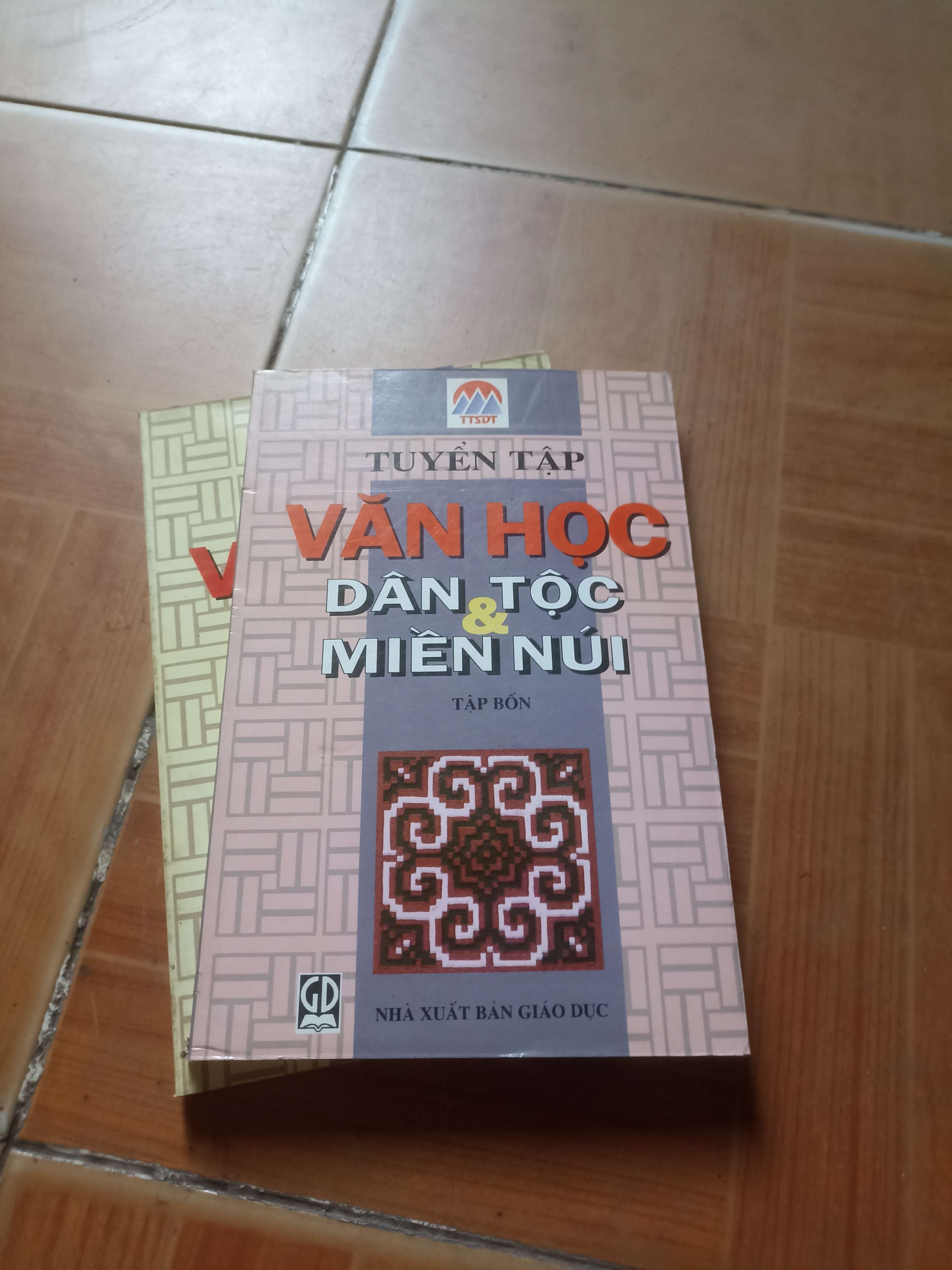 Tuyển tập văn học dân tộc và miền núi tập bốn 1998 (Văn học Việt Nam) VAVO1304-AK3ST3