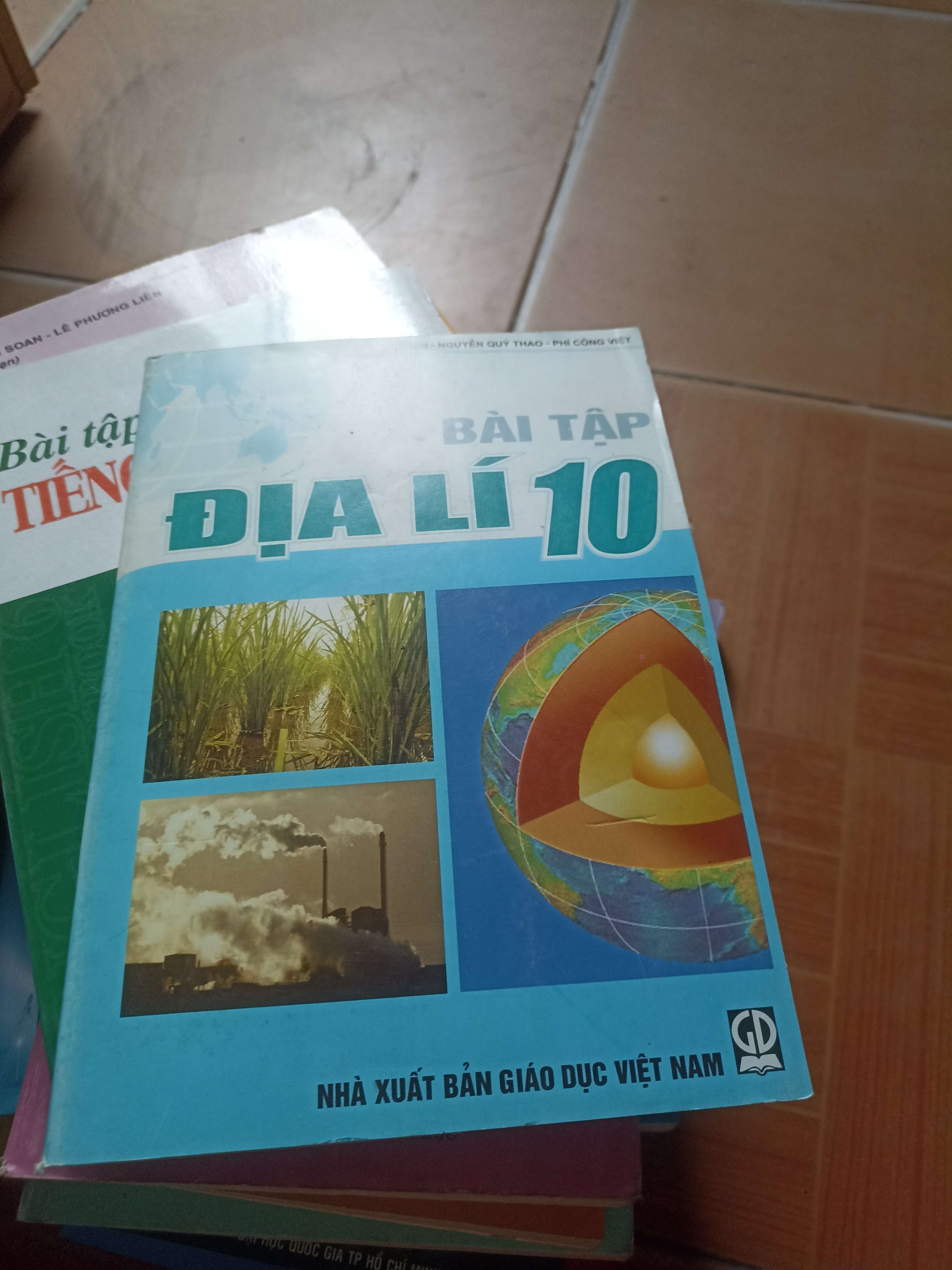 Bài tập địa lí 10 - Công Việt 2009 (Giáo khoa) VAVO1304-AK3ST3