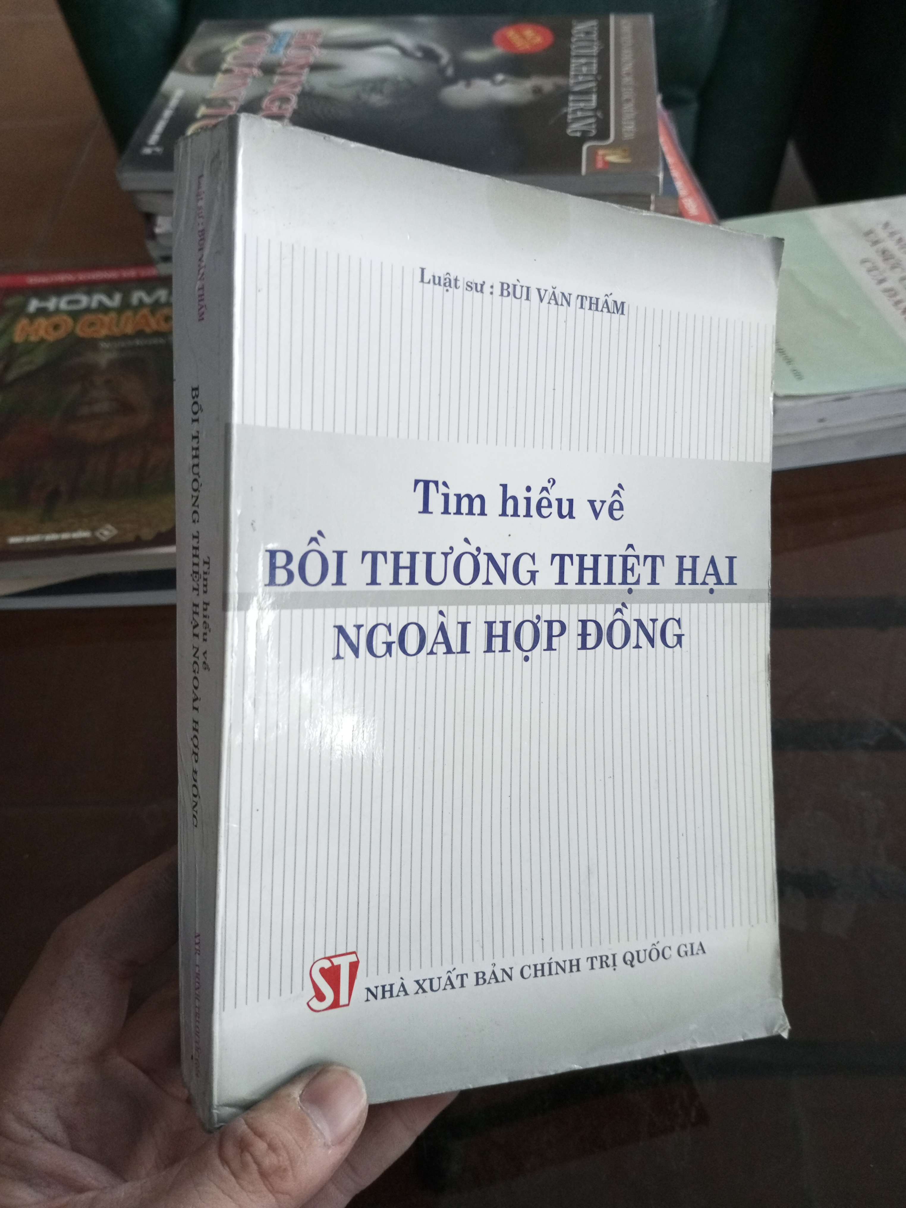 Tìm hiểu về bồi thường thiệt hại ngoài hợp đồng - Văn Thấm 2004 (Sách chính trị - pháp lý) VAVO1304-A0