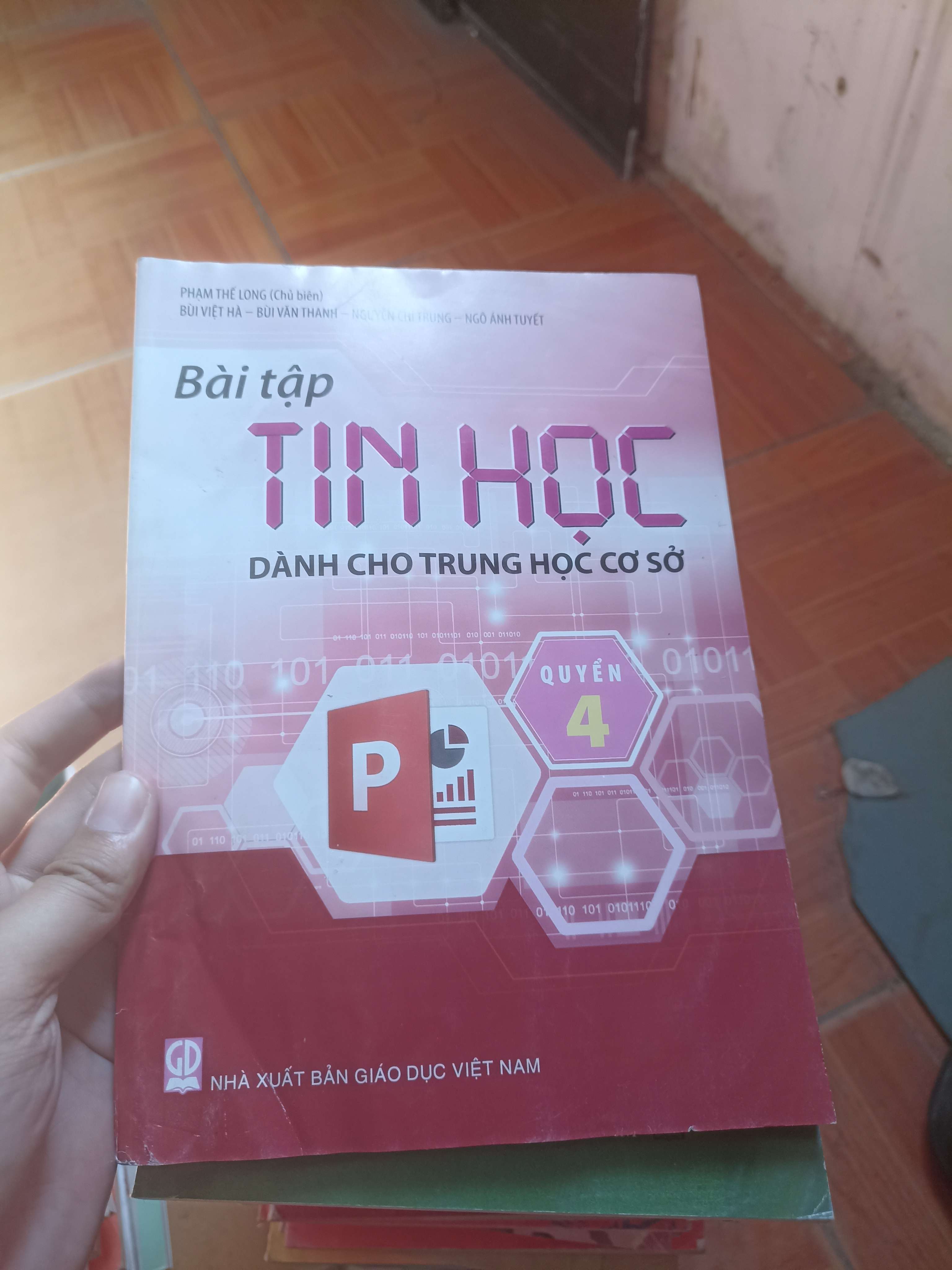 Bài tập tin học dành cho trung học cơ sở quyển 4 - Thế Long 2018 (Giáo khoa) VAVO1304-AK3ST3