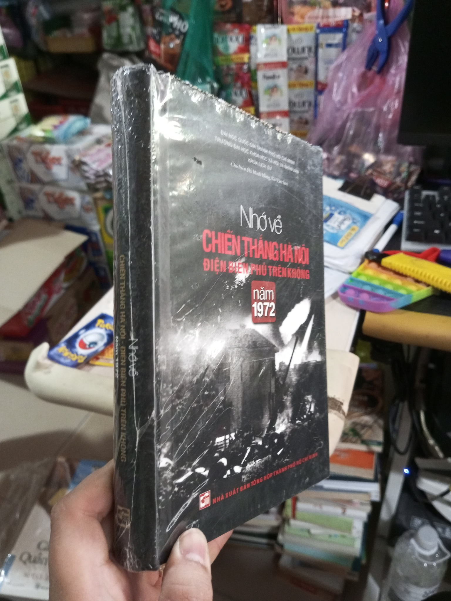 Nhớ về chiến thắng Hà Nội Điện Biên Phủ trên không năm 1972 mới 90% mọt bìa nhẹ (Lịch sử Việt Nam) HCM1804 (NSX)