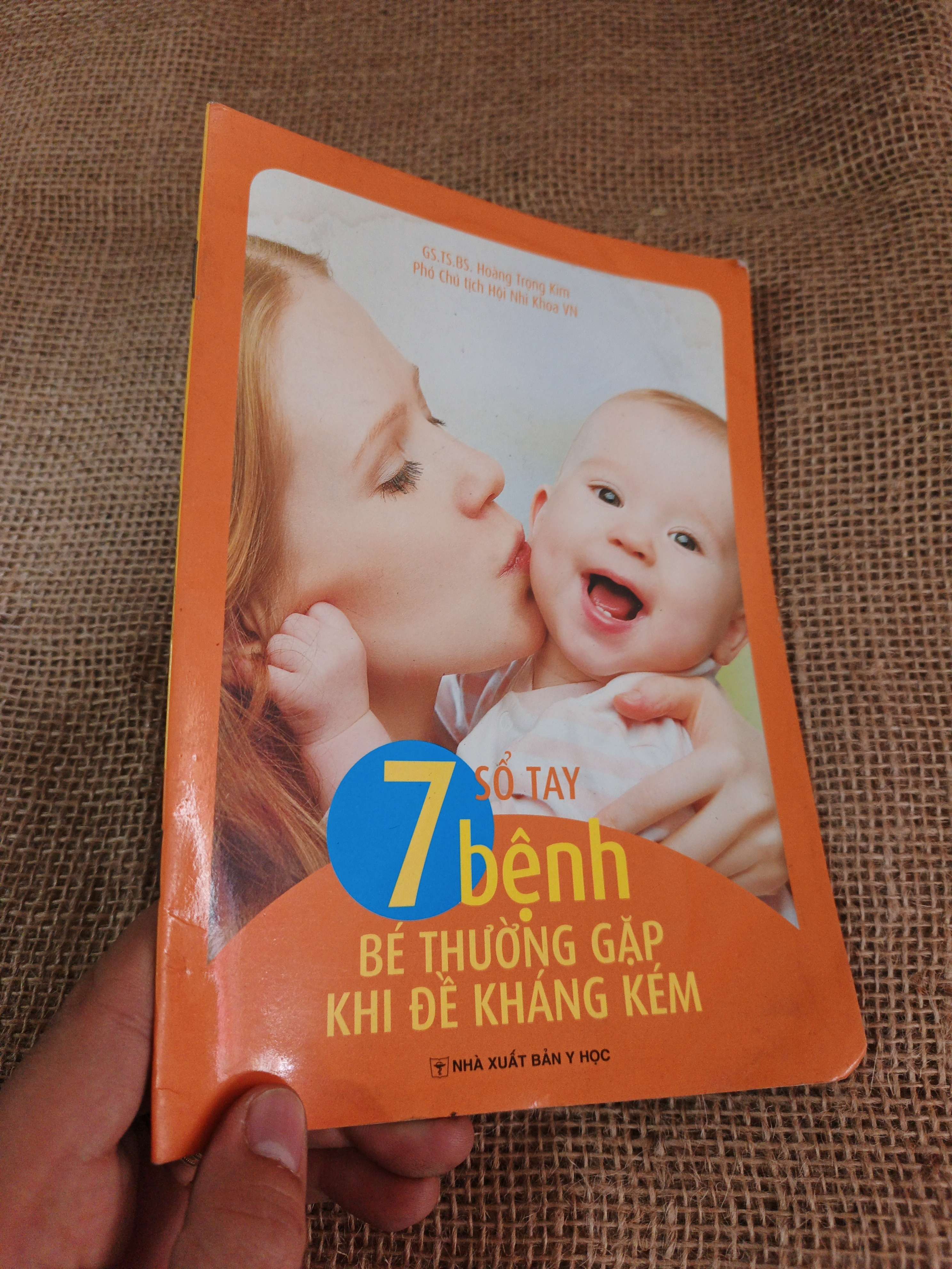 Sổ tay 7 bệnh bé thường gặp khi đề kháng kém (Sách mẹ và bé) HLSC2404