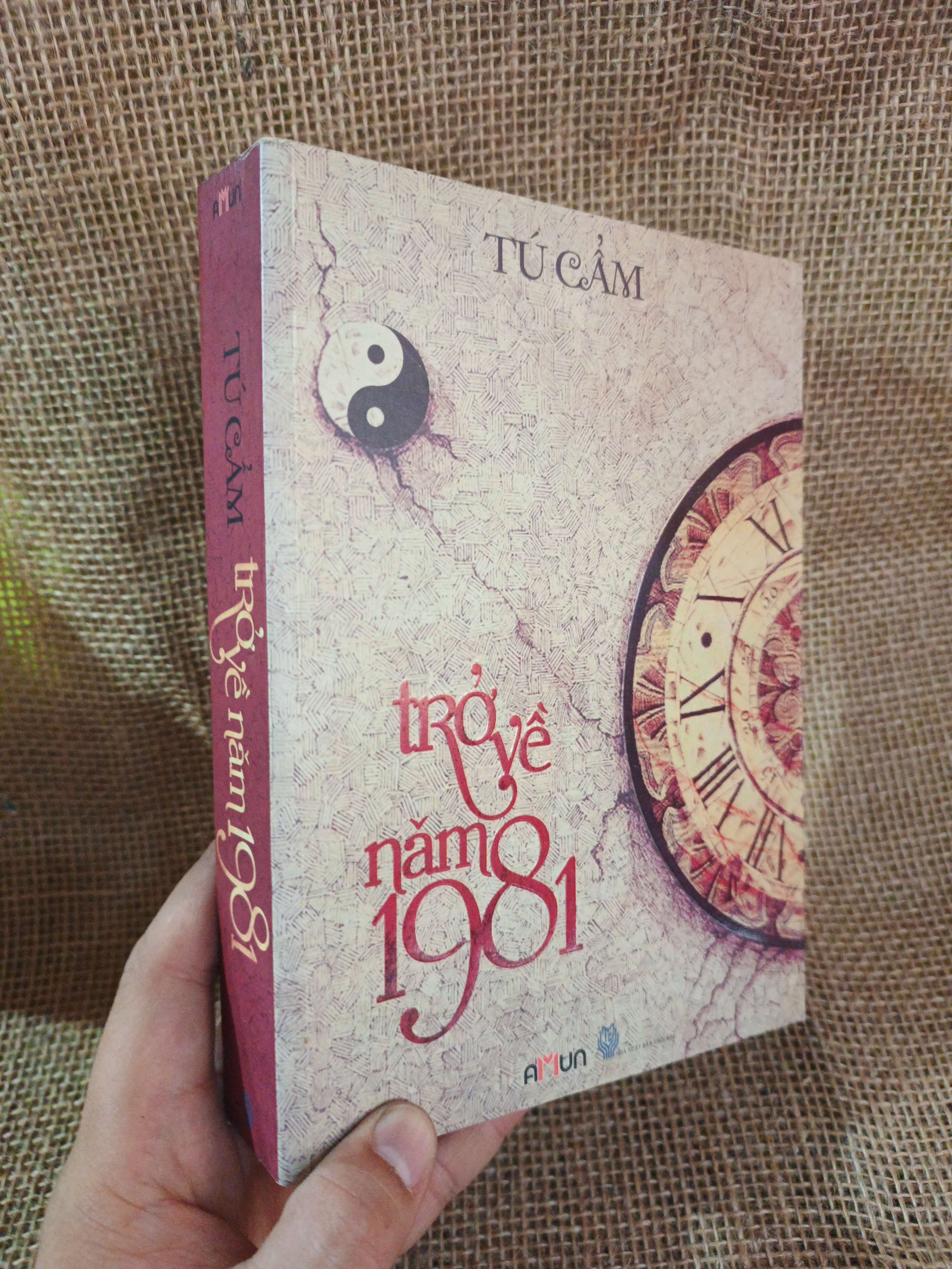 Trở về năm 1981 - Tú Cẩm 2013 mới 80% ố(Sách văn học) HLSC2404 (NSX)