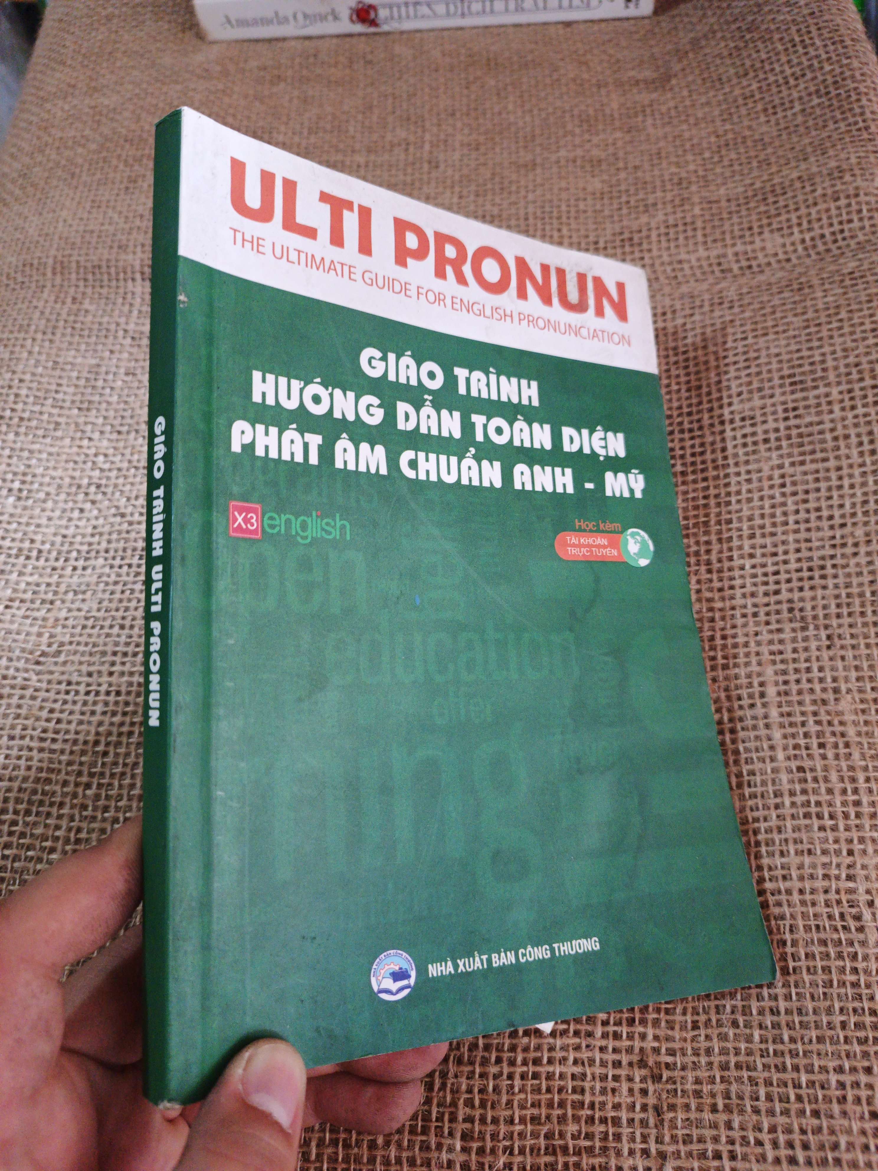 Giáo trình hướng dẫn toàn diện phát âm chuẩn Anh-Mỹ mới 80% ố(Sách tự học tiếng Anh) HLSC2404