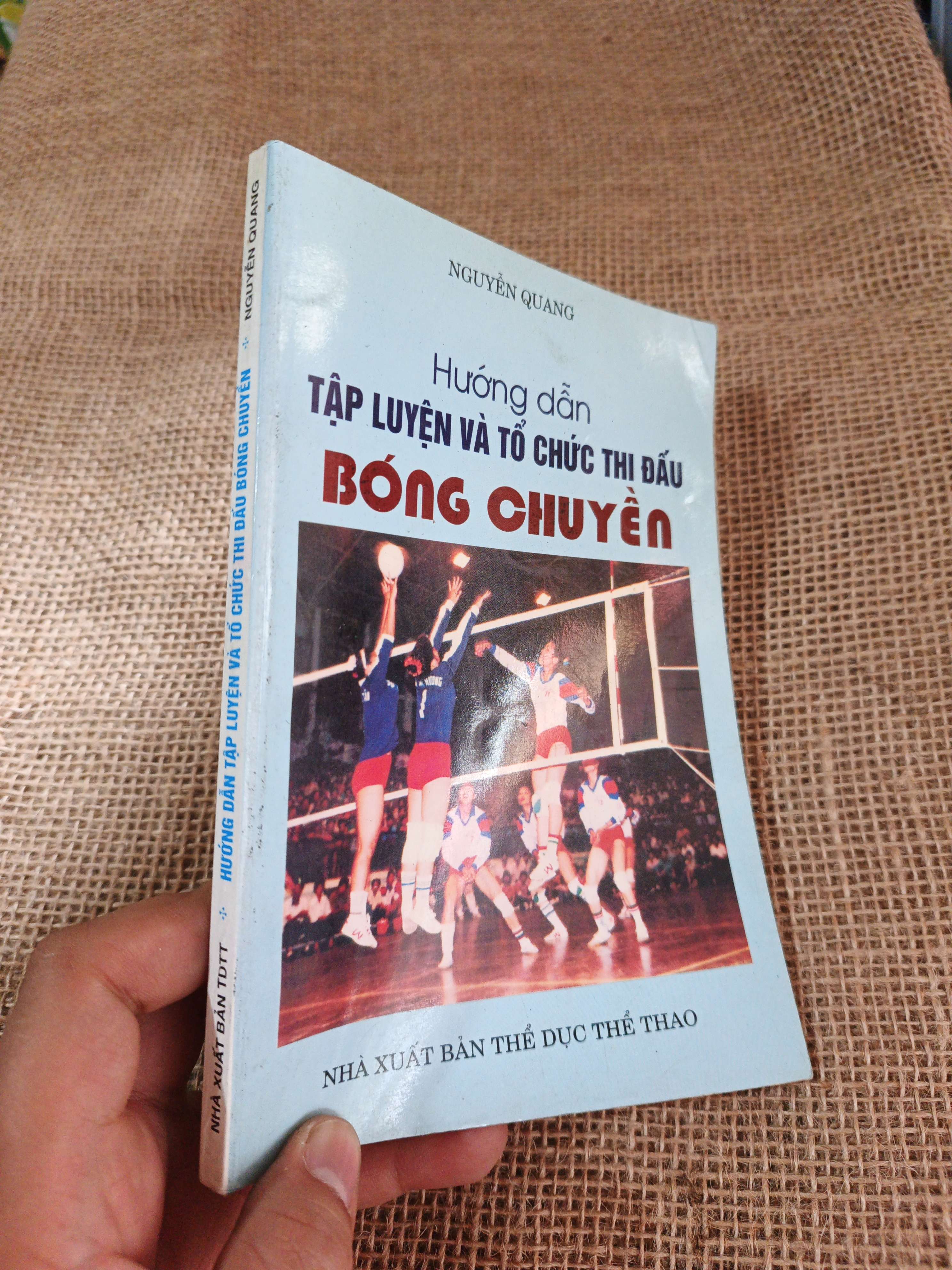 Hướng dẫn tập luyện và thi đấu bóng chuyền - Nguyễn Quang 2005 mới 80% ố(Sách kiến thức tổng hợp) HLSC2404 (NSX)