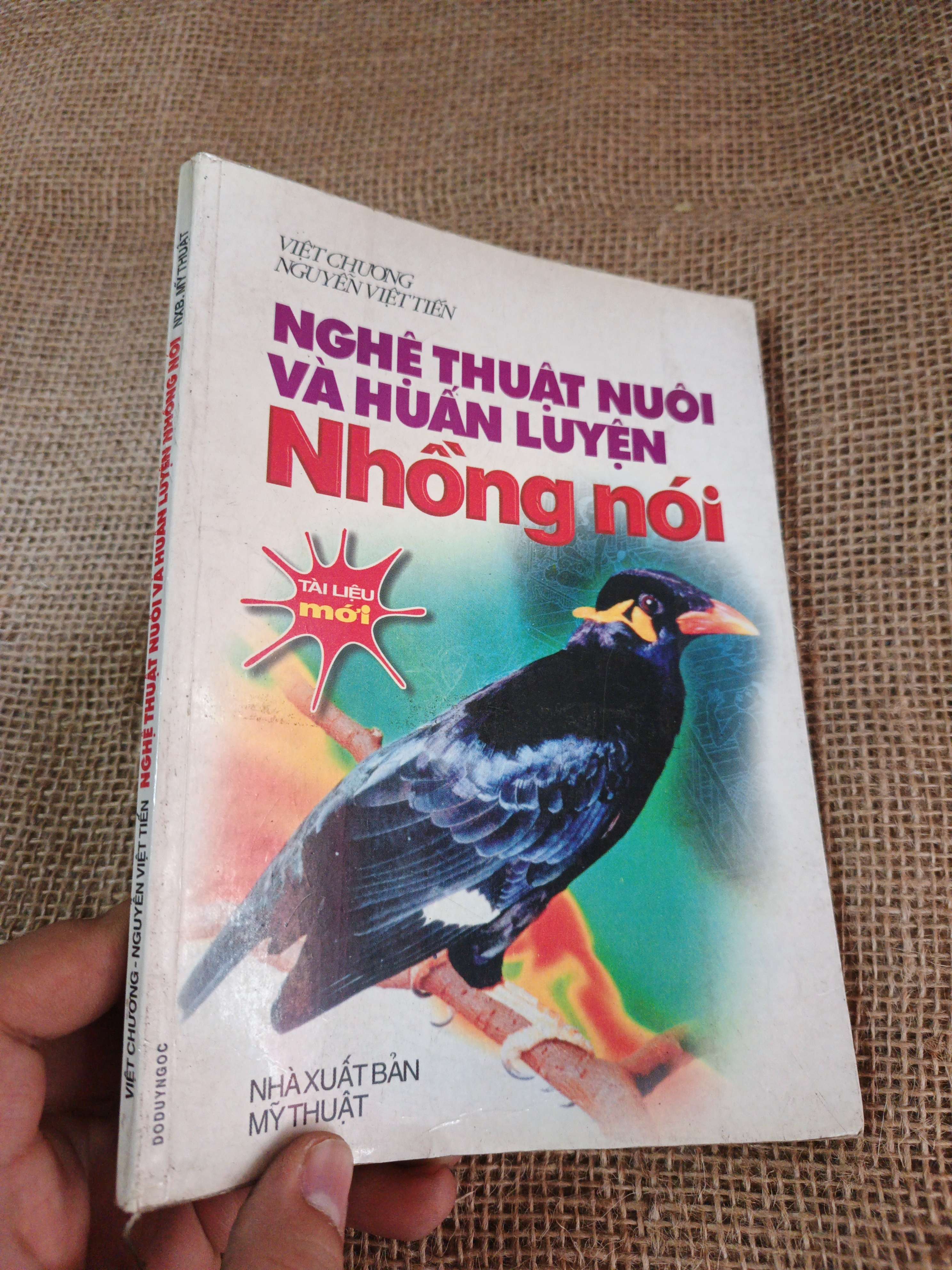 Nghệ thuật nuôi và huấn luyện Nhồng nói 1999 mới 80% ố (Sách kiến thức tổng hợp) HLSC2404 (NSX)