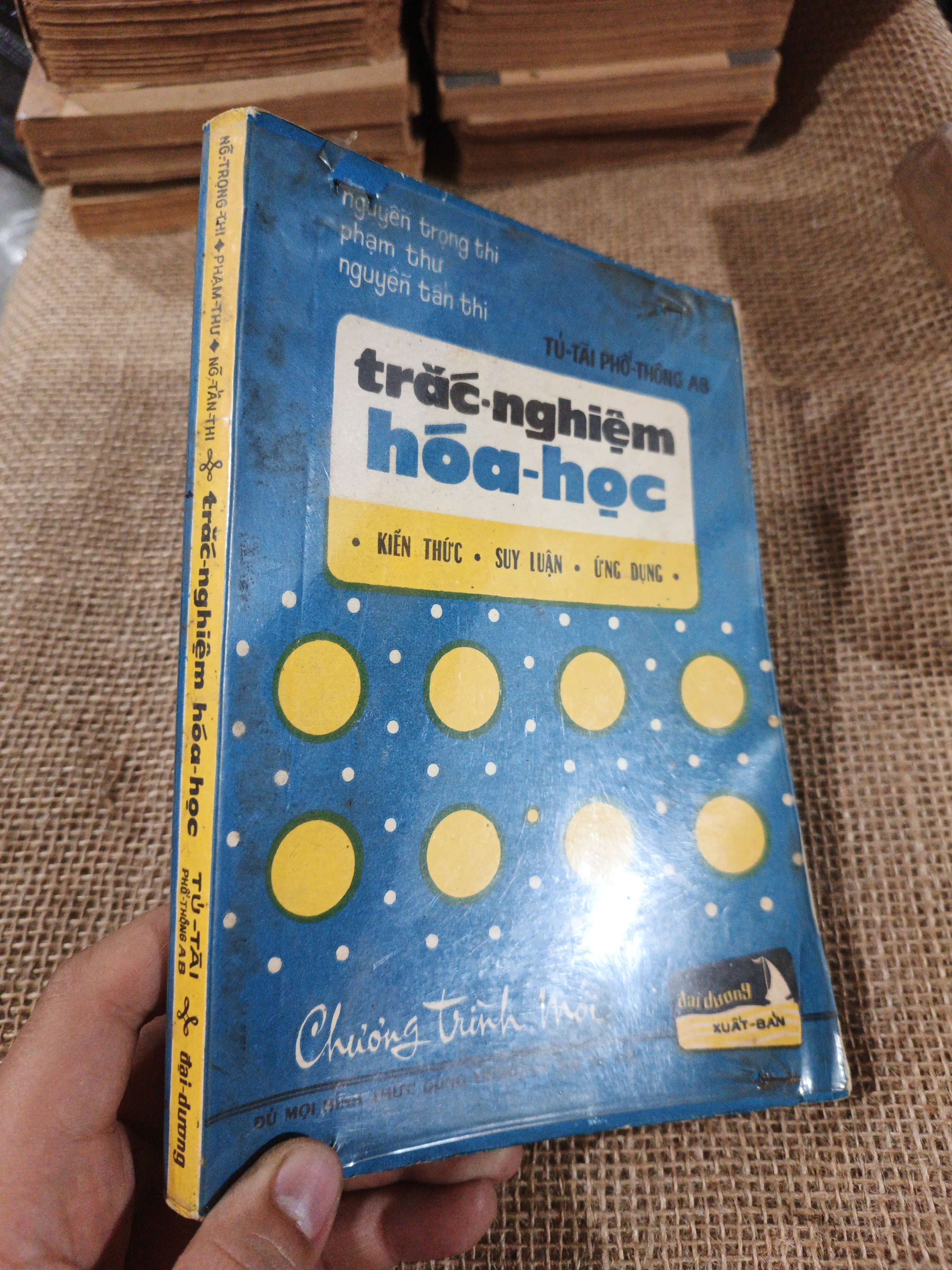 Trắc nghiệm hóa học: Kiến thức, suy luận, ứng dụng - Nguyễn Trọng Thi 1974 mới 80% ố (Giáo khoa) HLSC2404