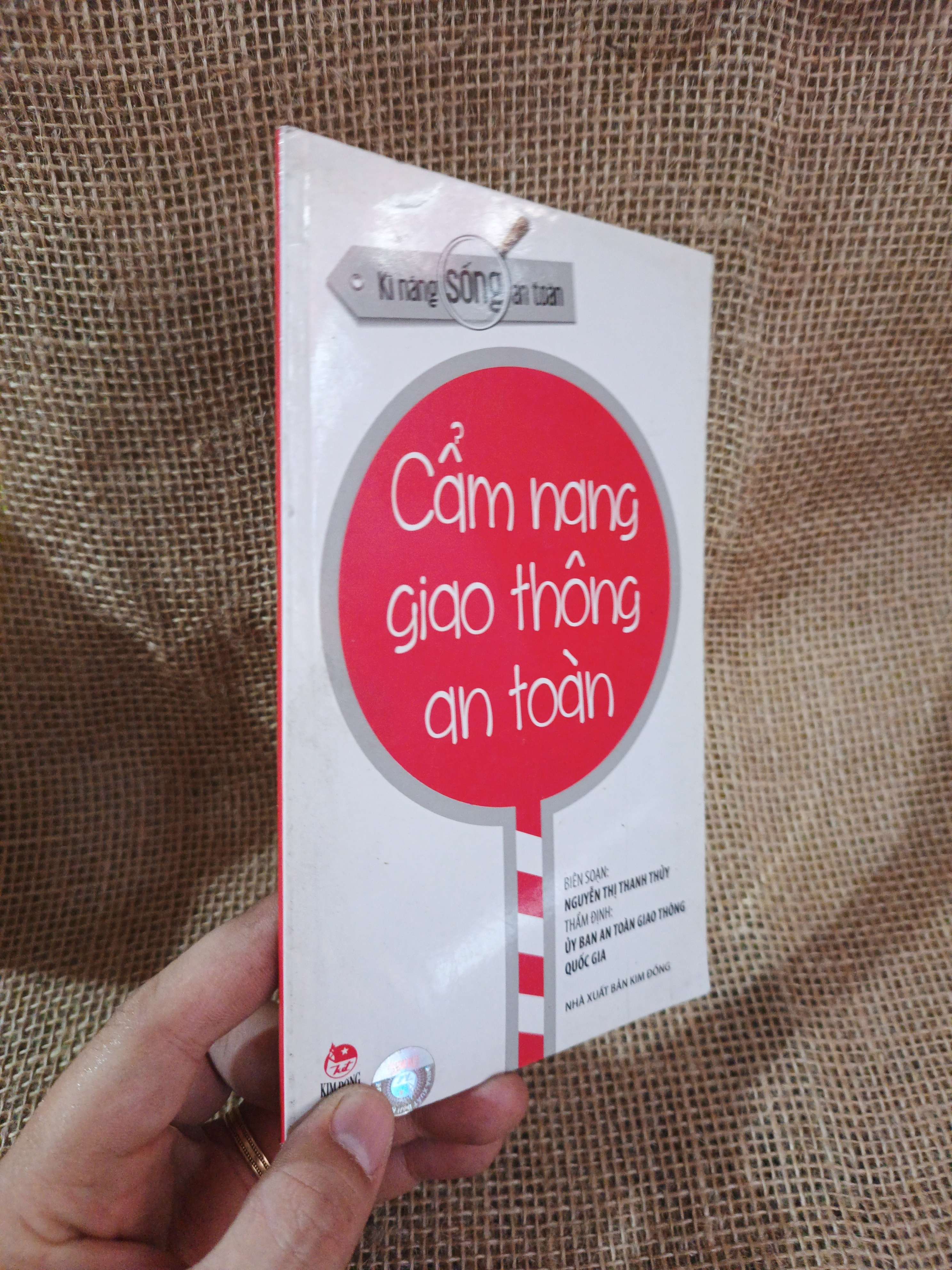 Cẩm nang giao thông an toàn 2019 mới 90% (Sách kiến thức tổng hợp) HLSC2404 (NSX)