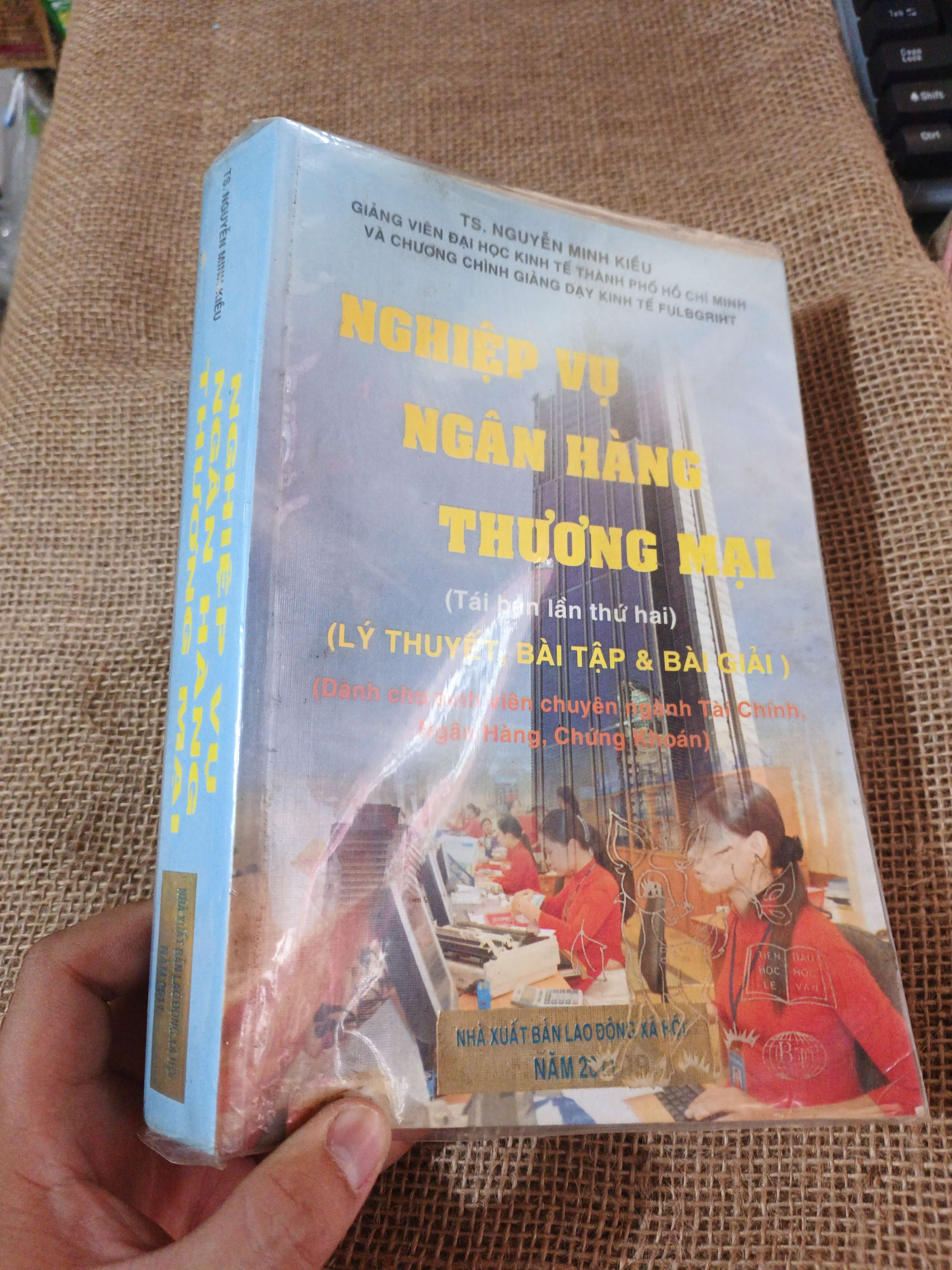 NGHIỆP VỤ NGÂN HÀNG THƯƠNG MẠI 2011 mới 80% (Giáo trình đại học - cao đẳng) HLSC2404 (NSX)