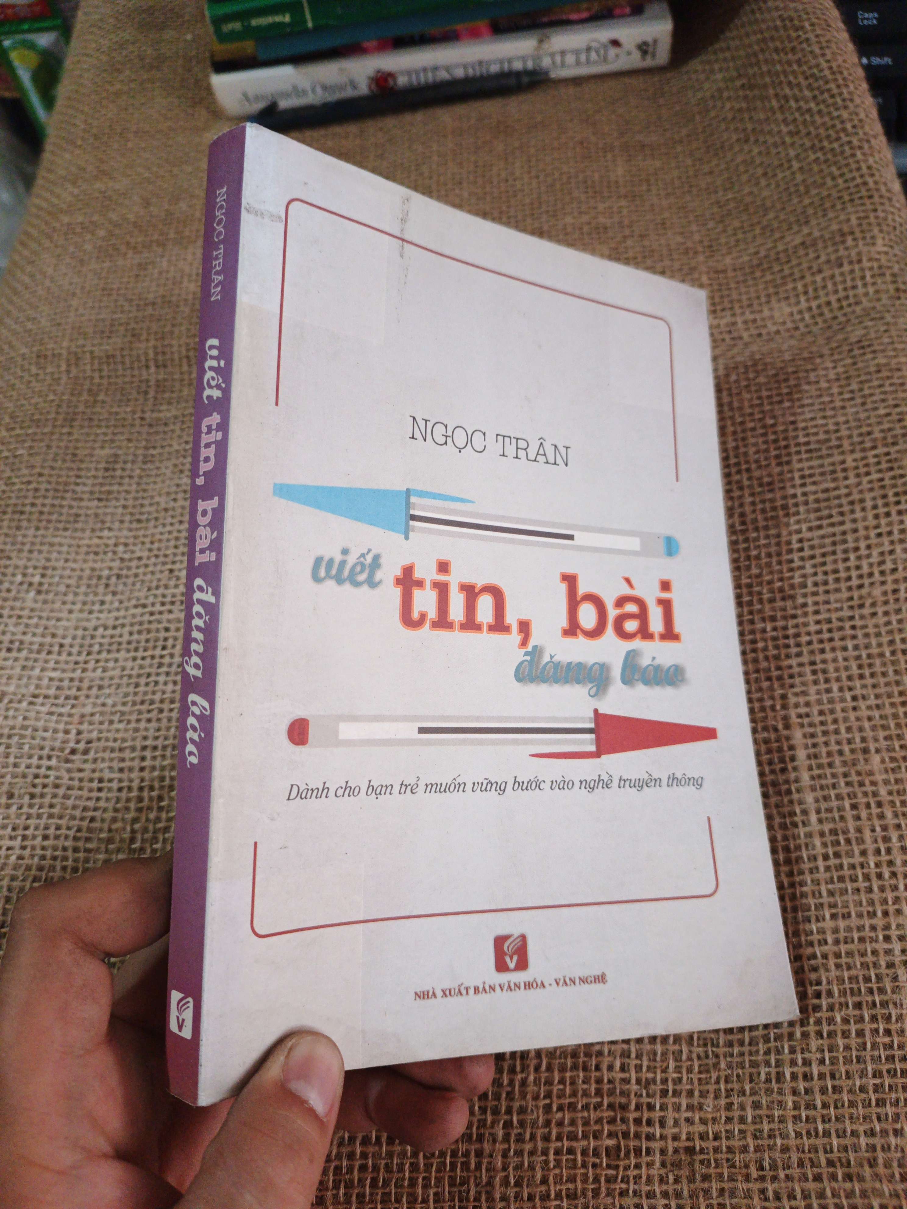Viết tin, bài đăng báo - Ngọc Trân 2017 mới 90% (Sách kiến thức tổng hợp) HLSC2404 (NSX)