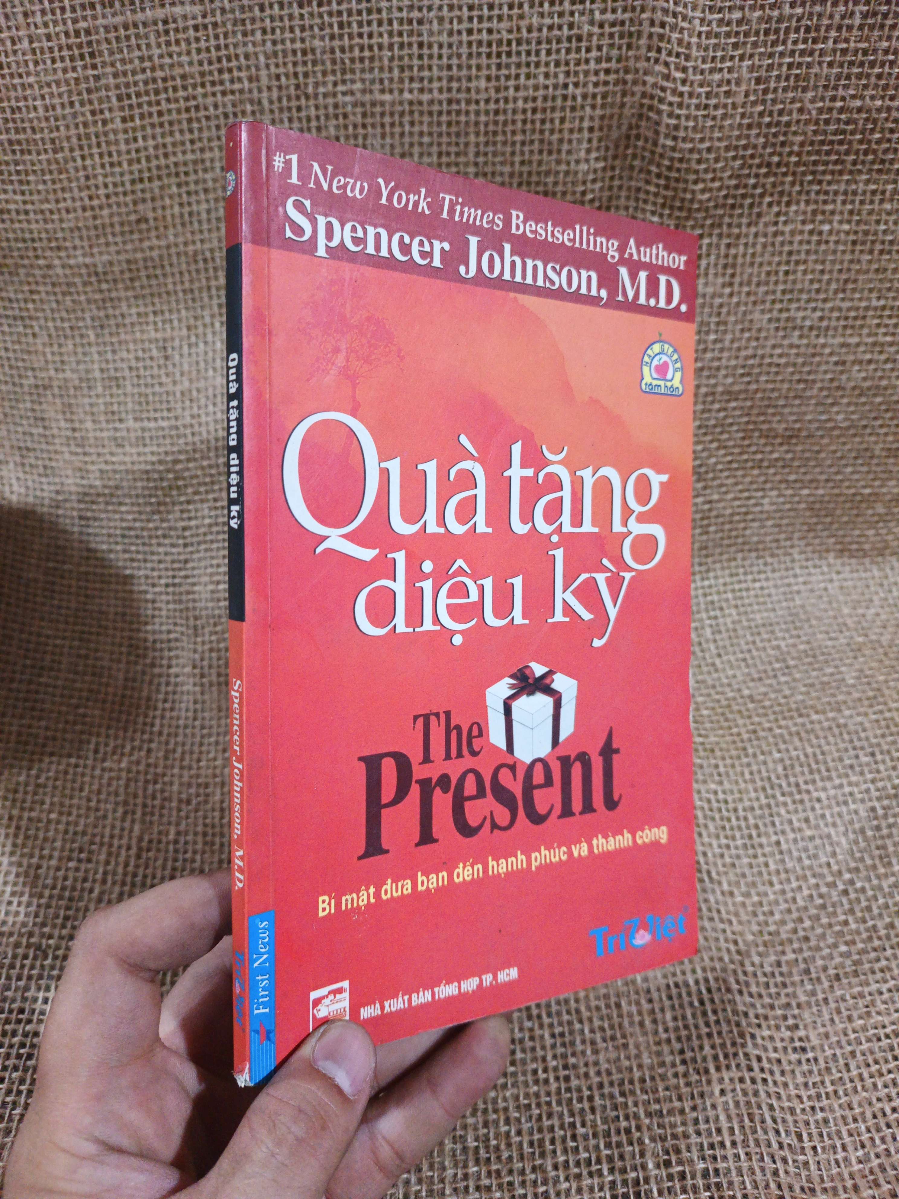 Quà tặng diệu kỳ - Spencer Johnson 2005 mới 80% ố nhẹ (Kỹ năng sống) HLSC2404 (NSX)