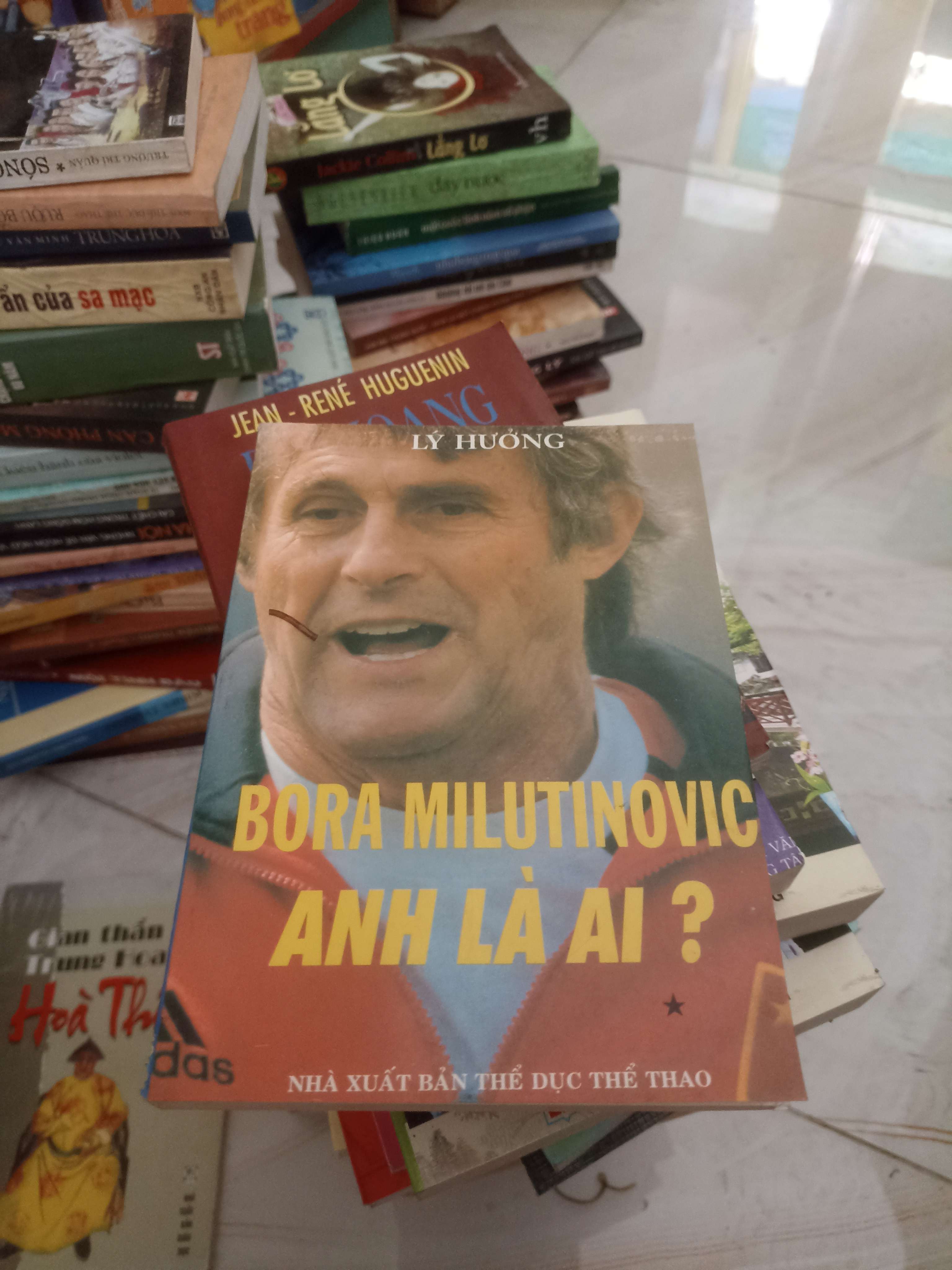 Bora Milutinovic Anh là ai? - Lý Hưởng (Sách văn học) VAVO