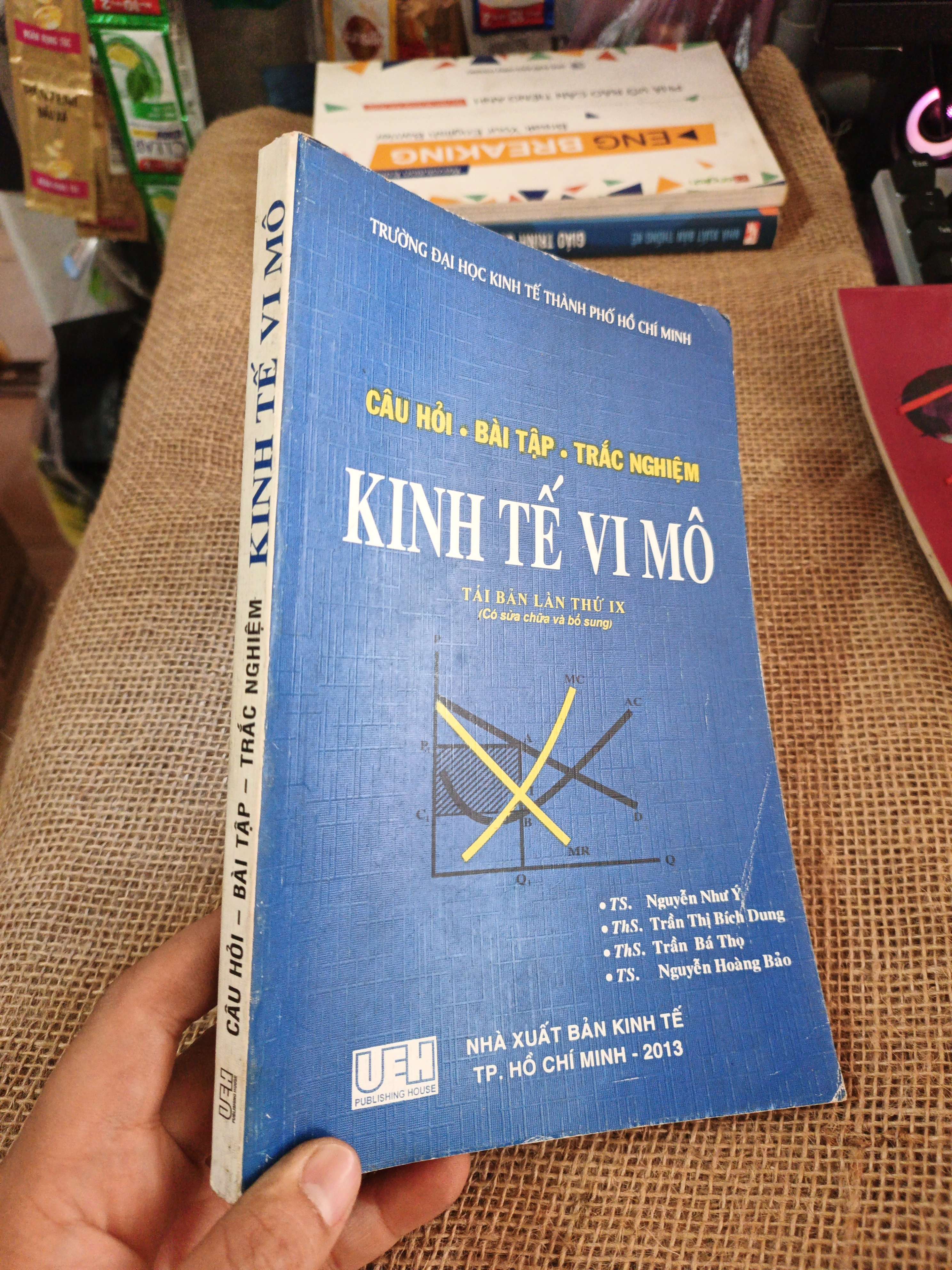 KINH TẾ VI MÔ 2013 mới 80% (Giáo trình đại học - cao đẳng) HLSC2404 (NSX)
