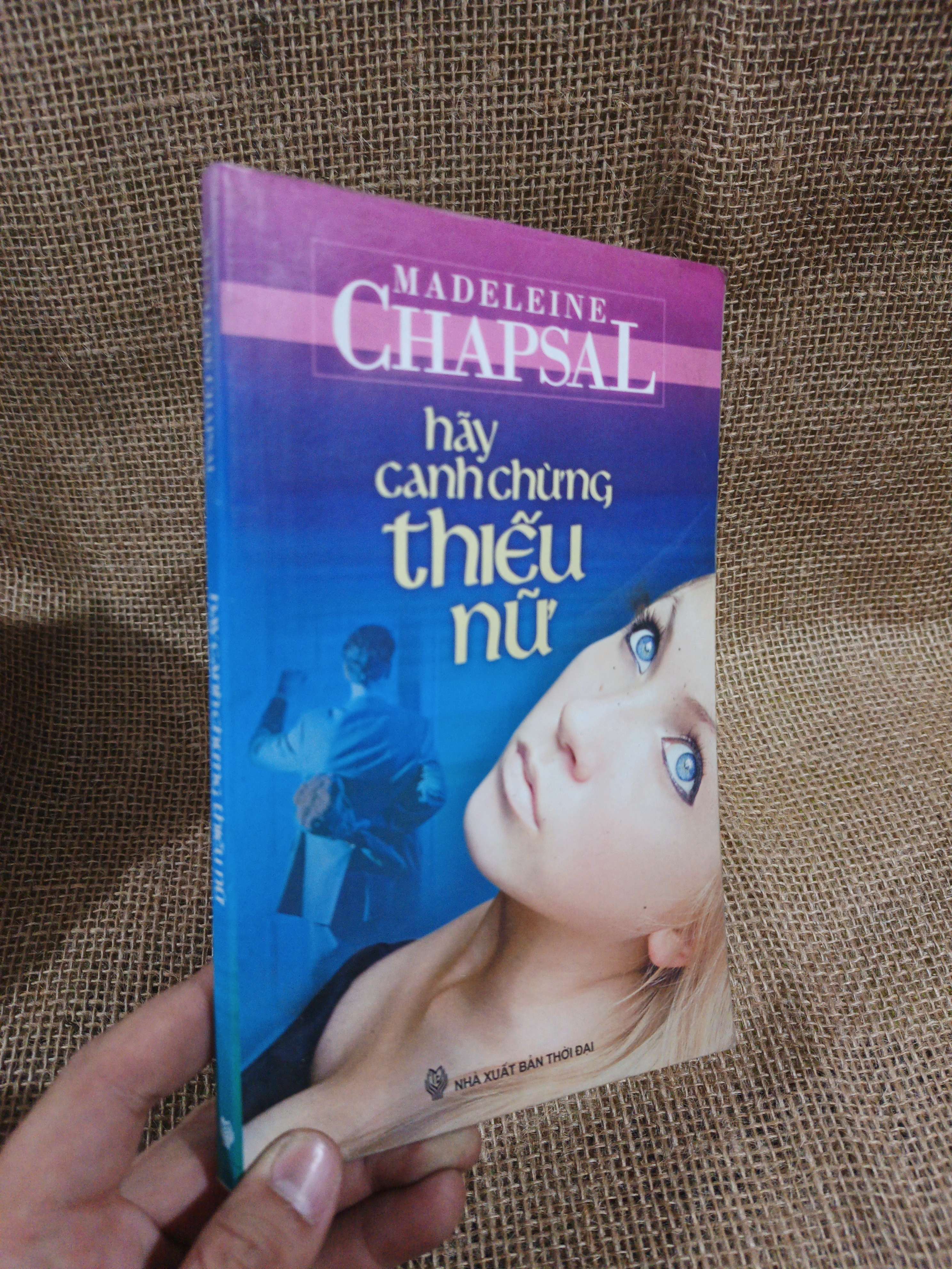 Hãy canh chừng thiếu nữ - Madeline Chapsal 2009 mới 80% ố ẩm(Văn học nước ngoài) HLSC2404 (NSX)