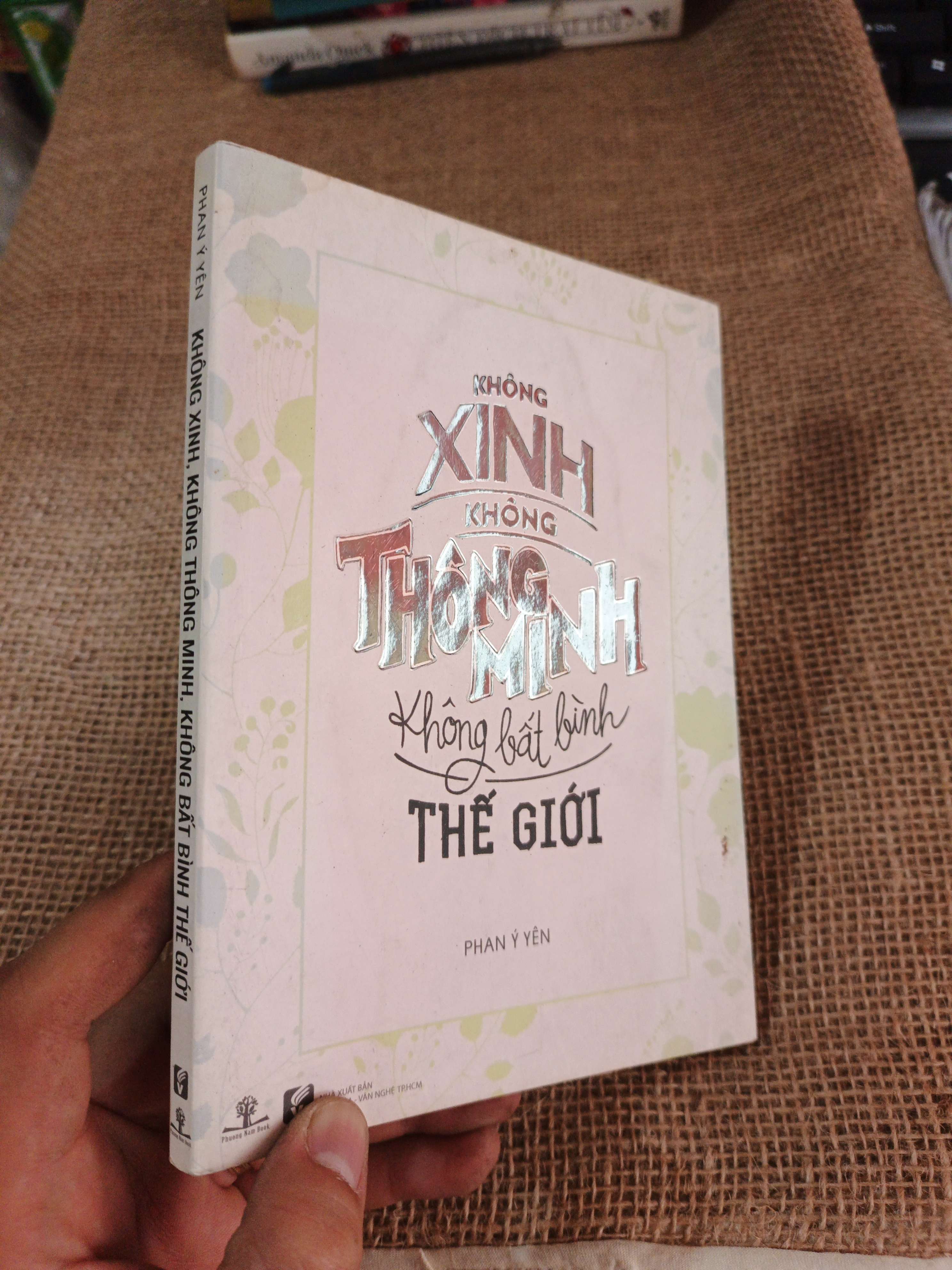 Không xinh không thông minh không bất bình thế giới - Phan Ý Yên 2016 mới 80% ố bạc màu bìa (Sách văn học) HLSC2404
