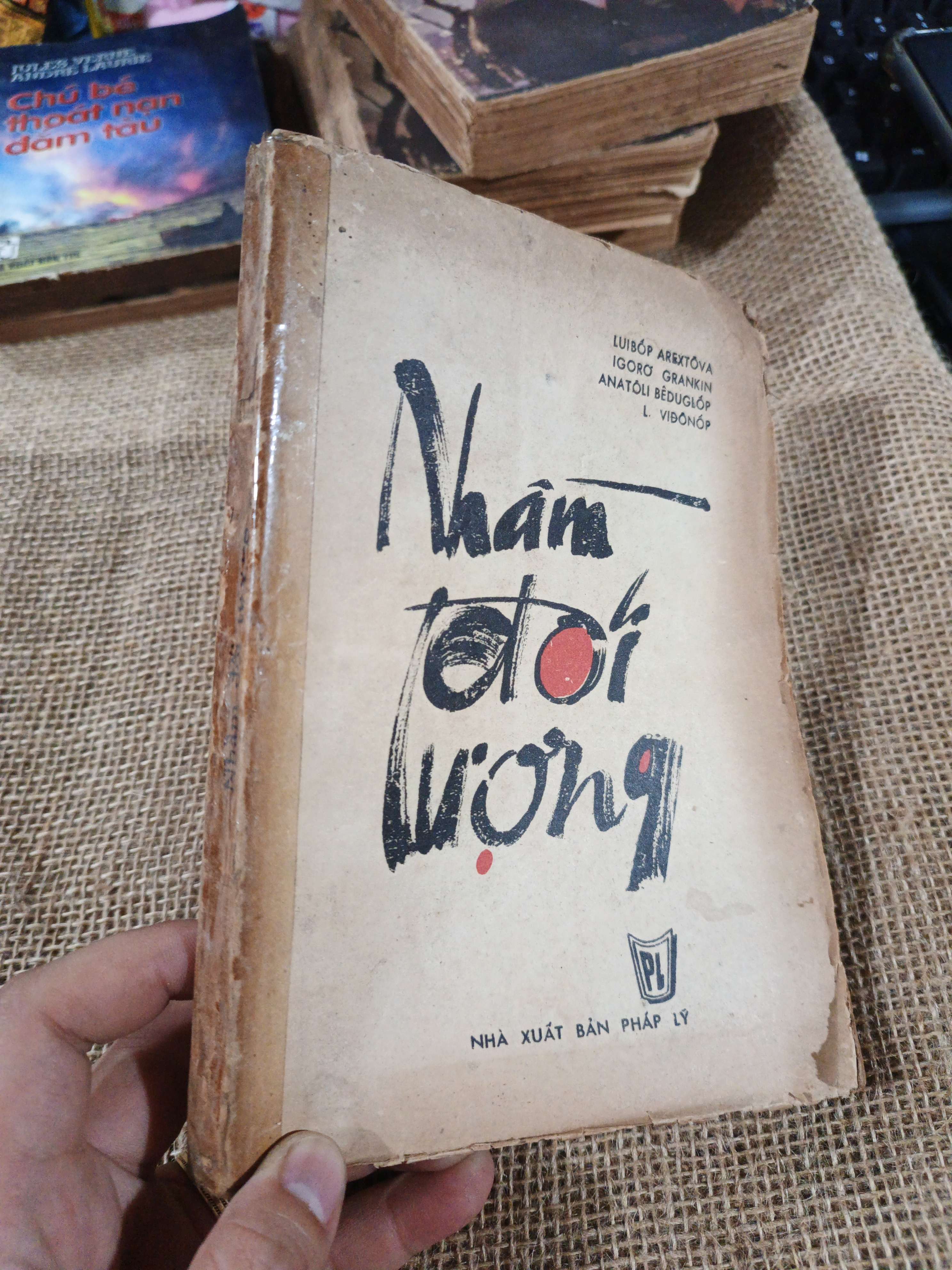 Nhầm đối tượng - Luibốp Arextôva 1987 mới 70% ố rách (Văn học nước ngoài) HLSC2404 (NSX)