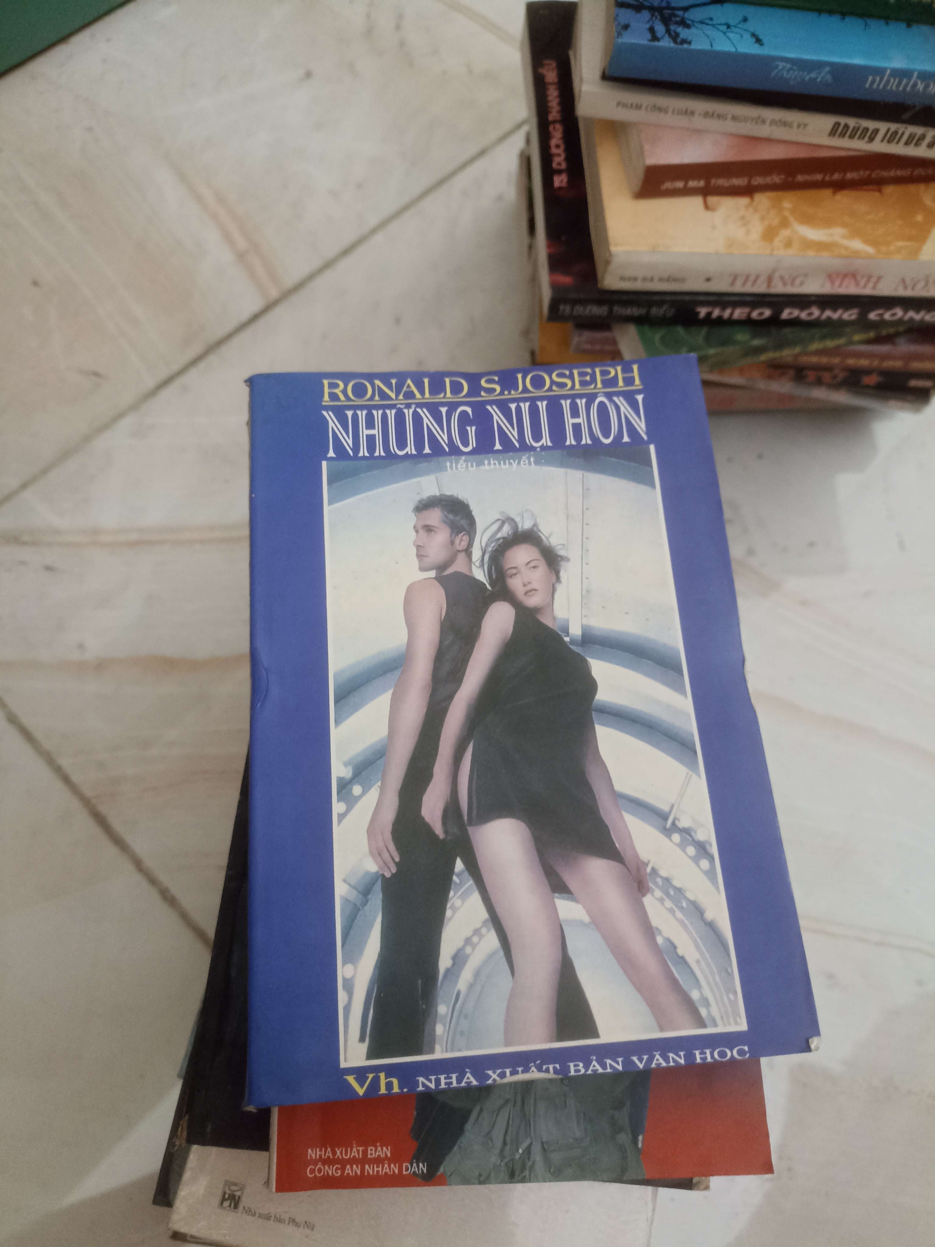 Những nụ hôn - Ronald S.Joseph (Văn học nước ngoài) VAVO
