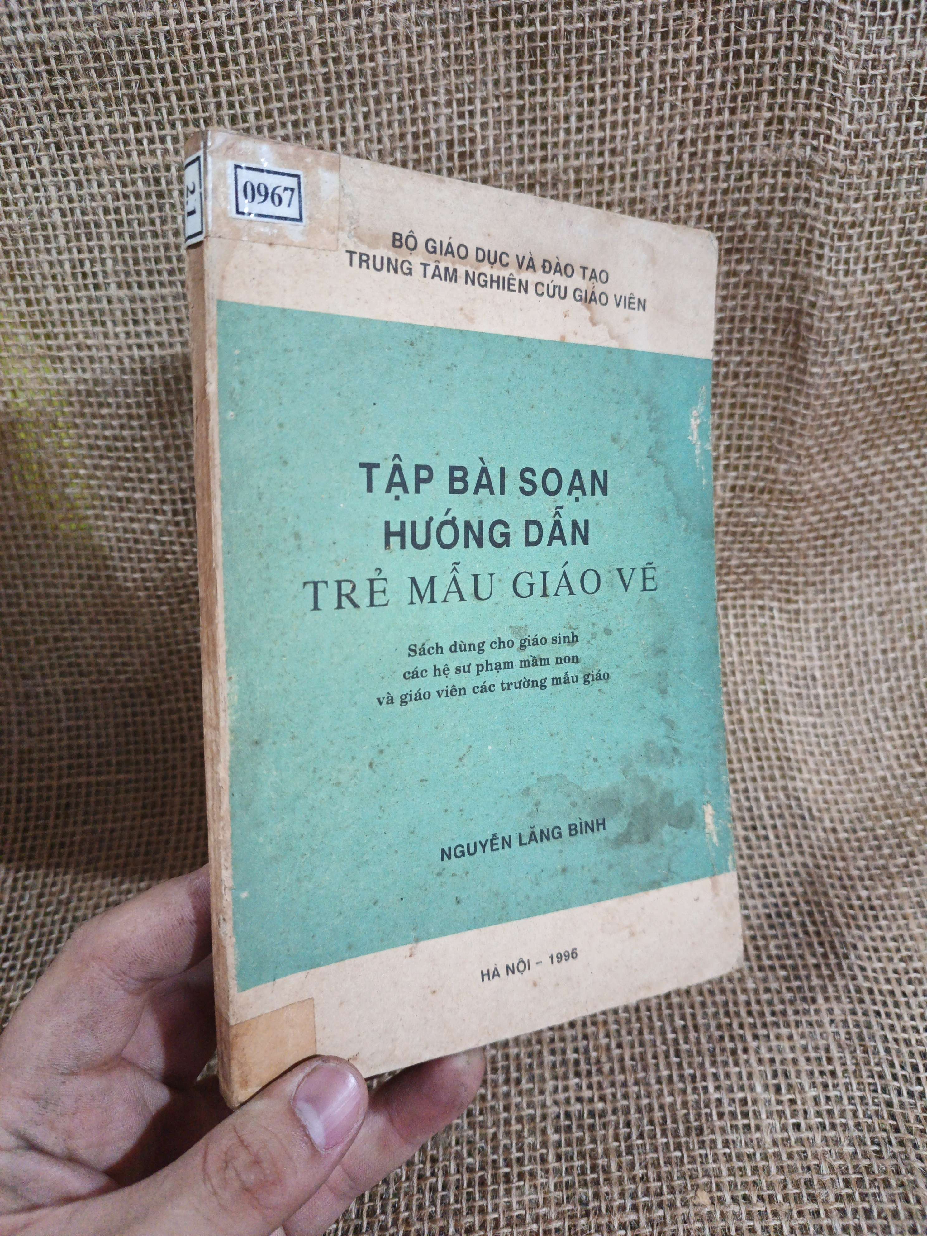 Tập bài soạn hướng dẫn trẻ mẫu giáo vẽ 1996 mới 80% ố (Sách giáo khoa - giáo trình) HLSC2404 (NSX)