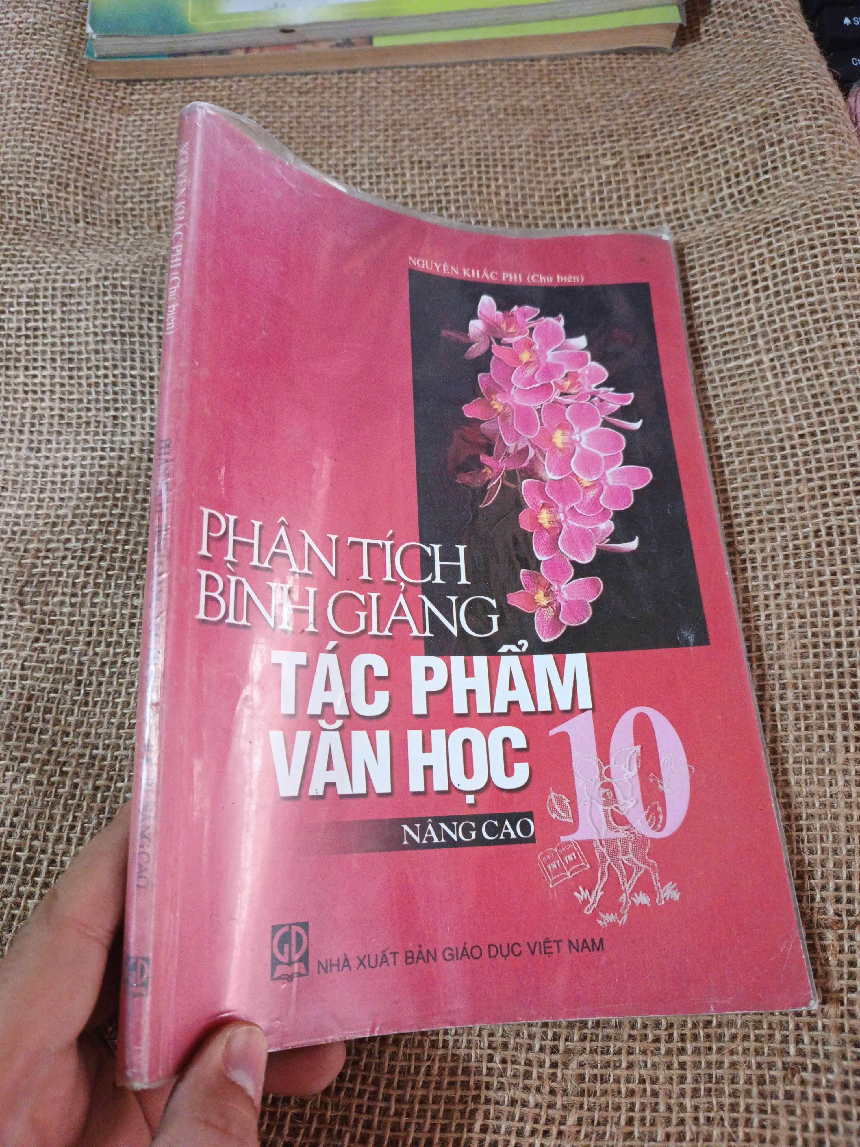 PHÂN TÍCH BÌNH GIẢNG TÁC PHẨM VĂN HỌC 10 2015 mới 80% (Giáo khoa) HLSC2404