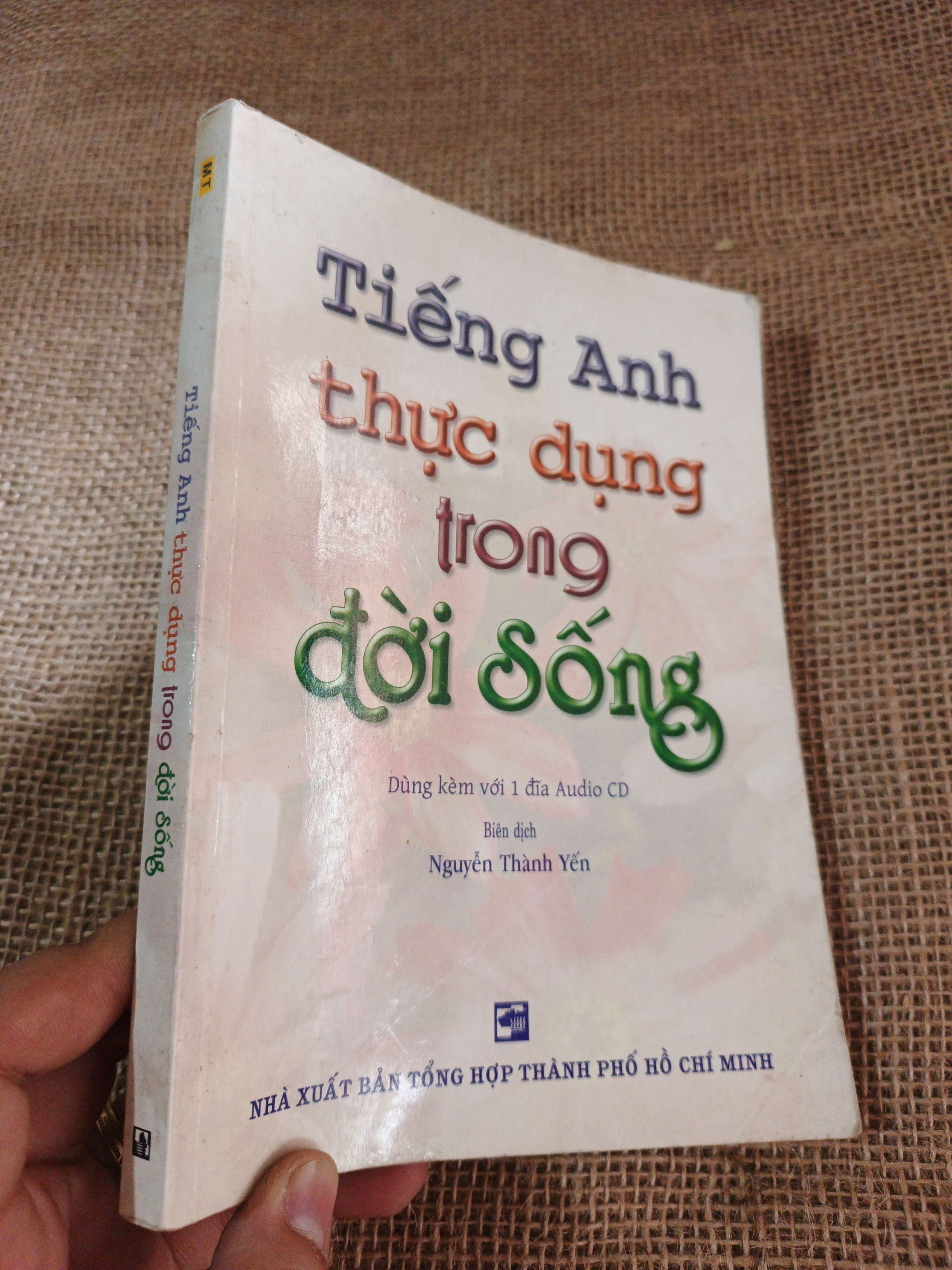 Tiếng Anh thực dụng trong đời sống 2013 mới 80% ố (Sách tự học tiếng Anh) HLSC2404 (NSX)