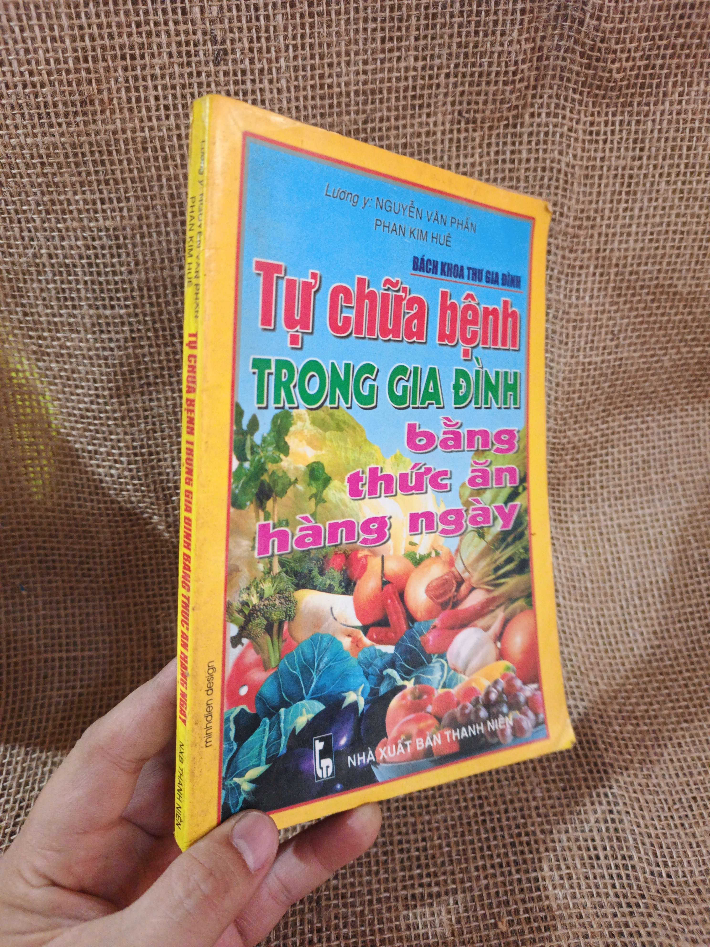 Tự chữa bệnh trong gia đình bằng thức ăn hàng ngày - Nguyễn Văn Phấn, Phan Kim Huệ 2000 mới 80% ố (Sách Y học - Sức khỏe - Thể thao) HLSC2404 (NSX)