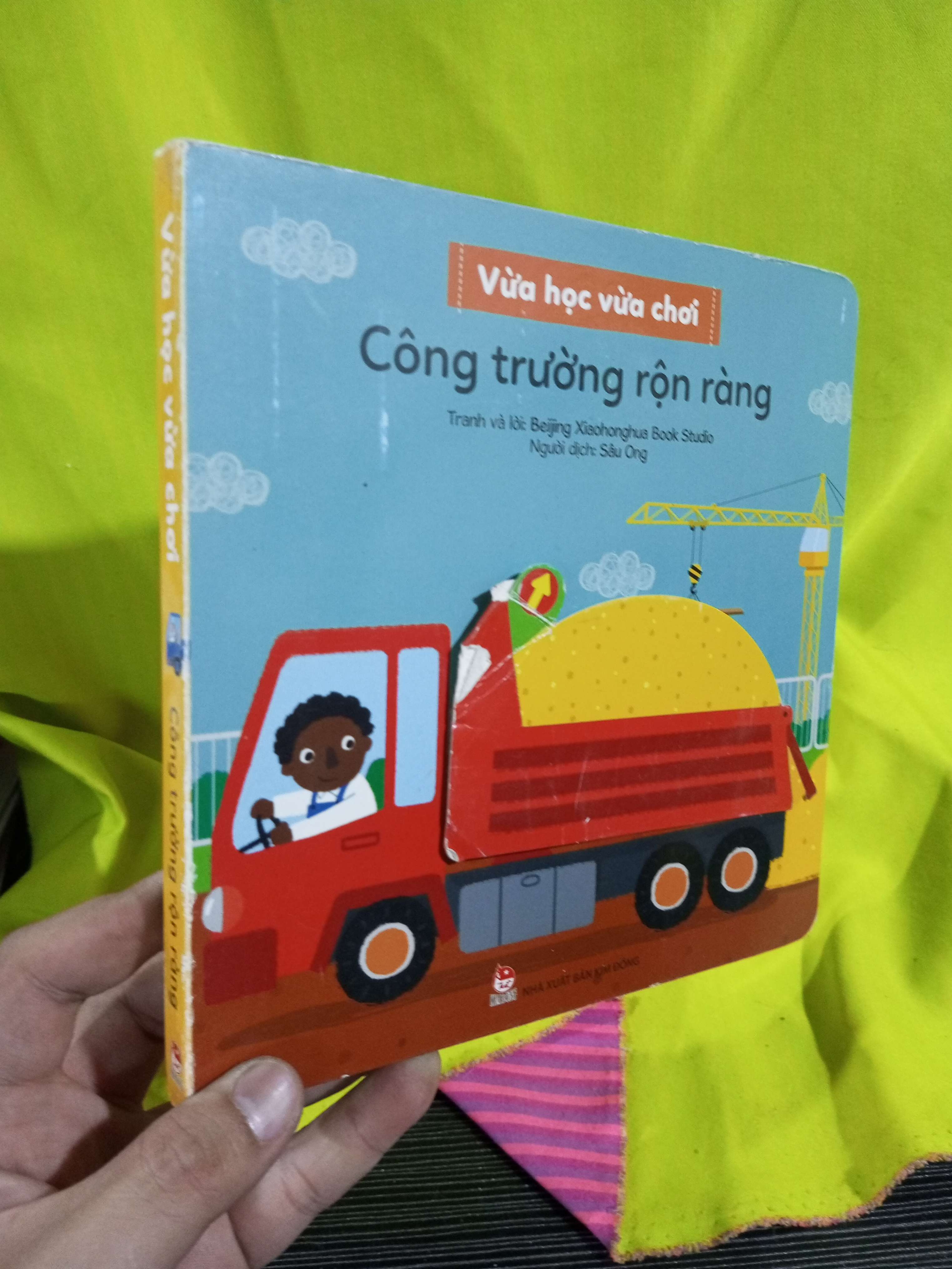 Công trường rộn ràng mới 80%(Sách thiếu nhi) HLSC2404