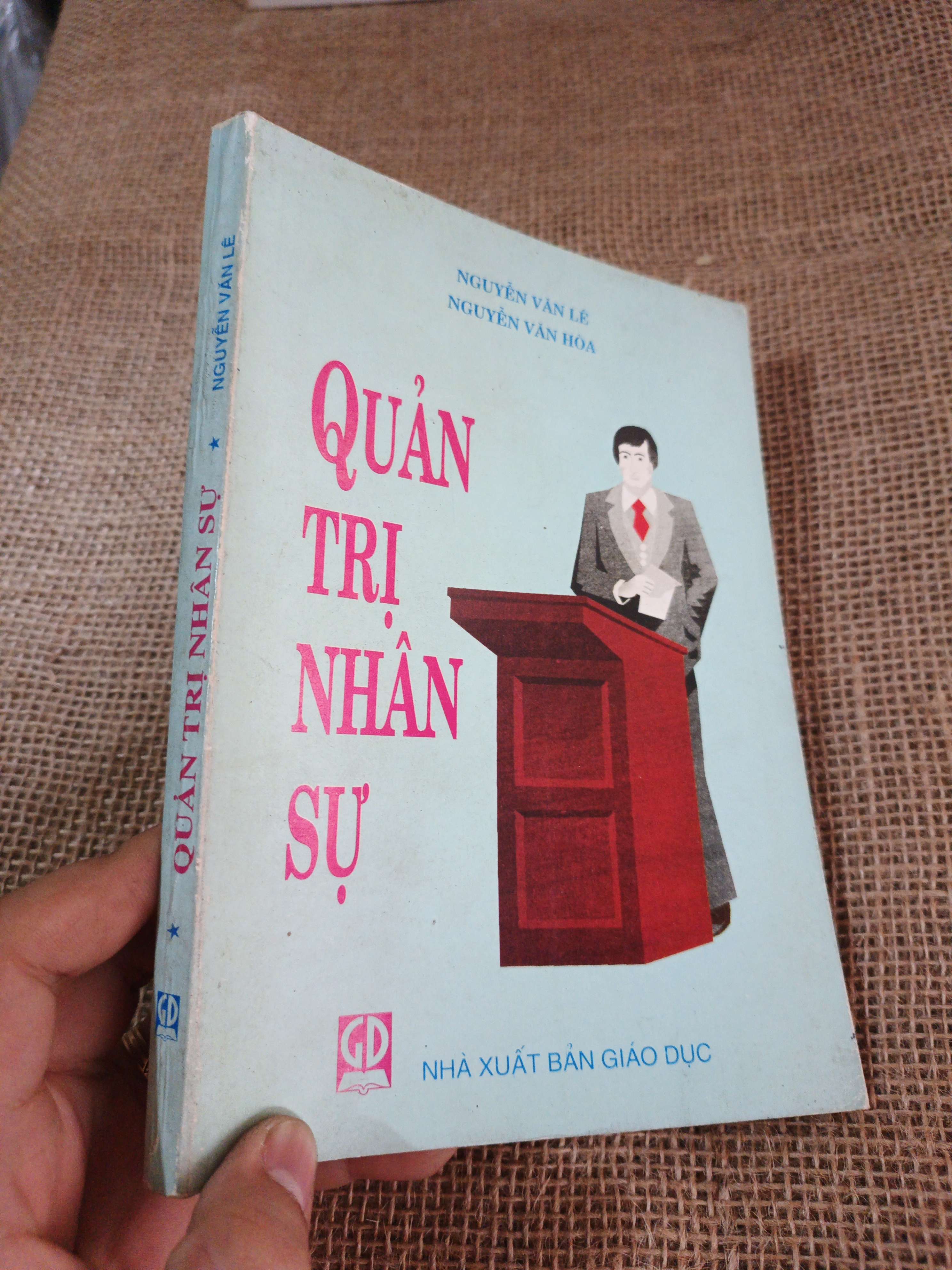 Quản trị nhân sự - Nguyễn Văn Lê, Nguyễn Văn Hoà (Quản trị - lãnh đạo) HLSC2404