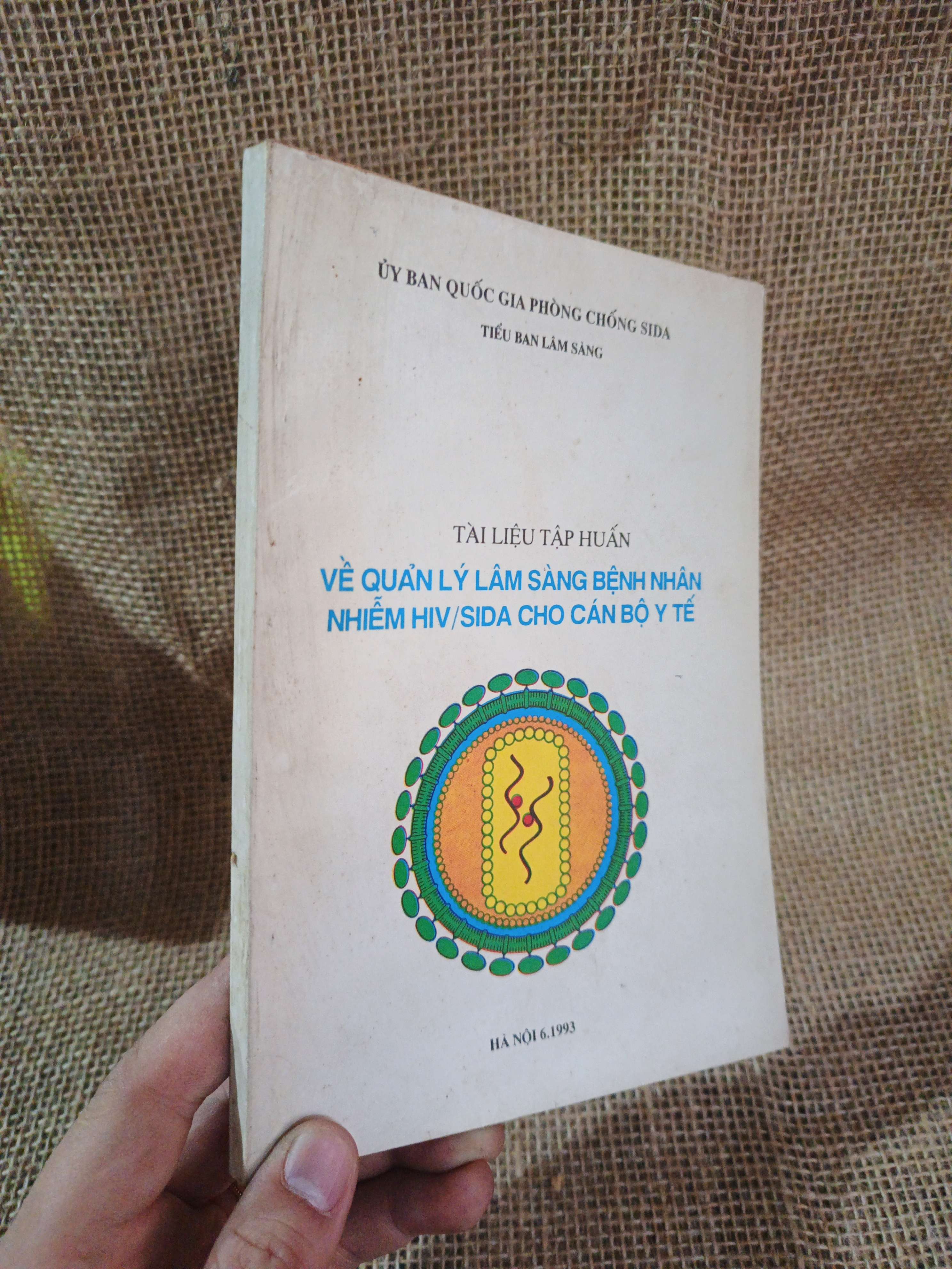Về quản lý lâm sàng bệnh nhân nhiễm HIV/SIDA cho cán bộ y tế mới 80% ố (Sách giáo khoa - giáo trình) HLSC2404 (NSX)