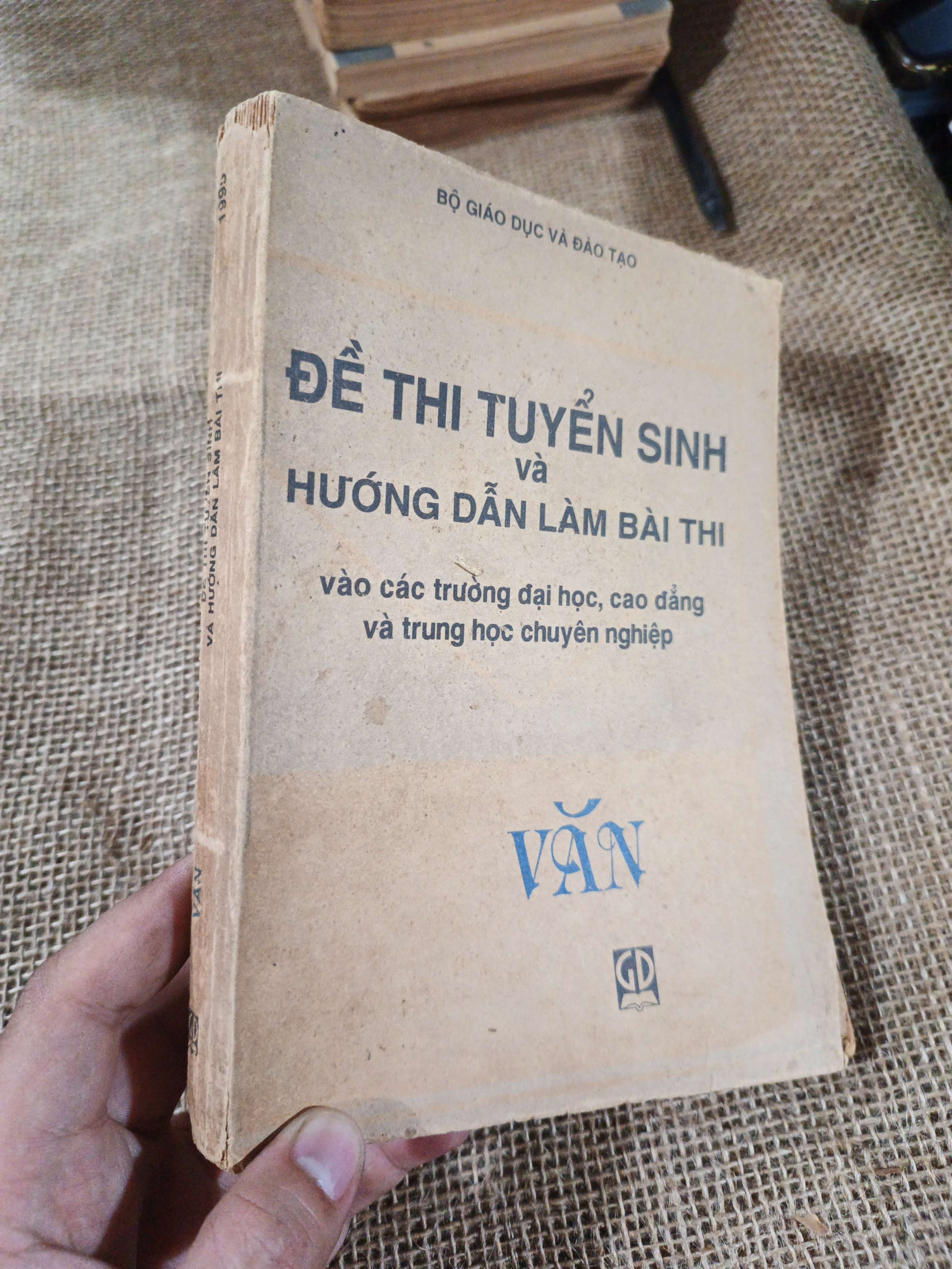 Đề thi tuyển sinh và hướng dẫn làm bài thi vào các trường đại học, cao đẳng và trung học chuyên nghiệp 1995 mới 70% (Giáo khoa) HLSC2404