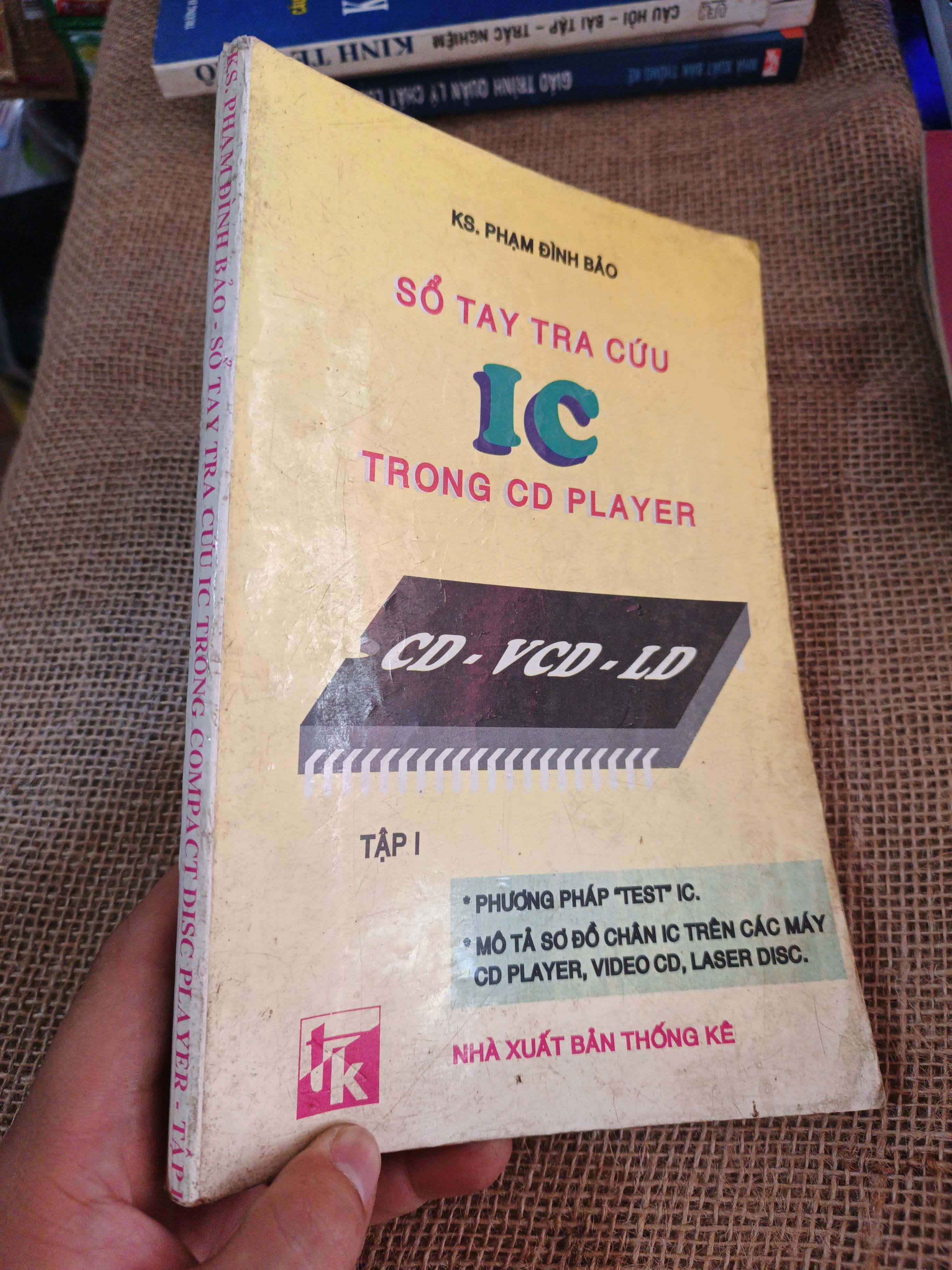 Sổ Tay Tra Cứu IC Trong CD Player 1999 mới 80% ố(Sách công nghệ thông tin) HLSC2404 (NSX)
