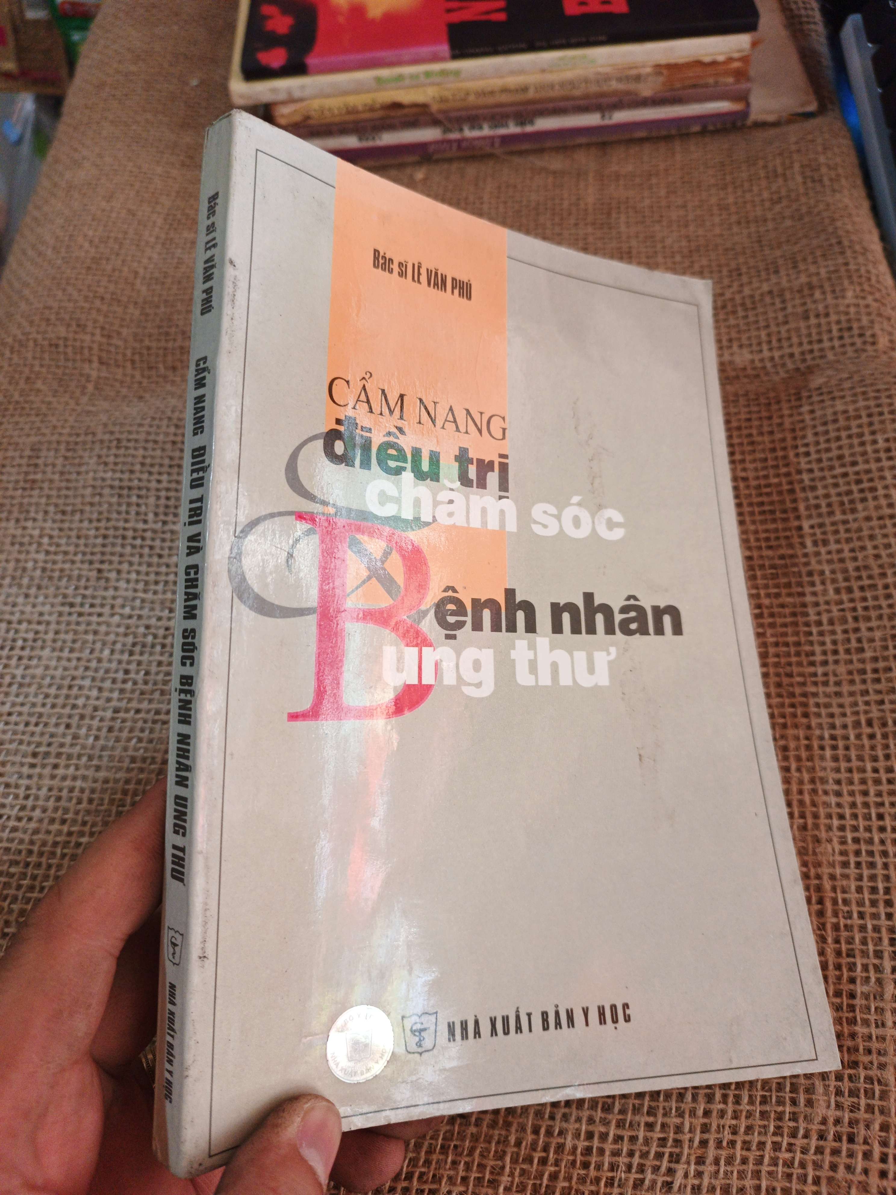 CẨM NANG ĐIỀU TRỊ VÀ CHĂM SÓC BỆNH NHÂN UNG THƯ 2004 mới 80% ố(Sách Y học - Sức khỏe - Thể thao) HLSC2404 (NSX)